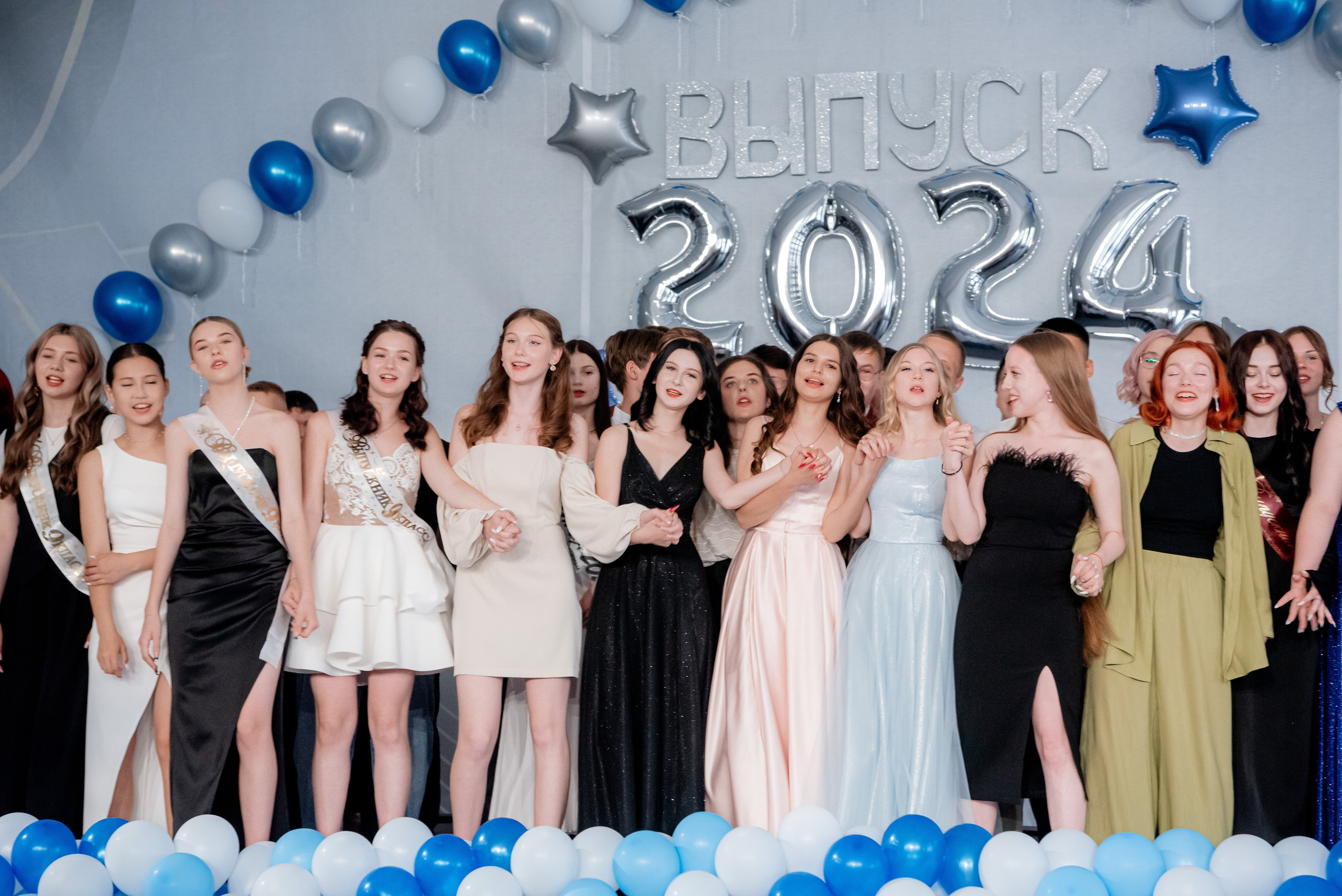 86 школа. Вручение. ДК Тракторозаводского района. Фотограф в Волгограде и Волжском Александр Горбань