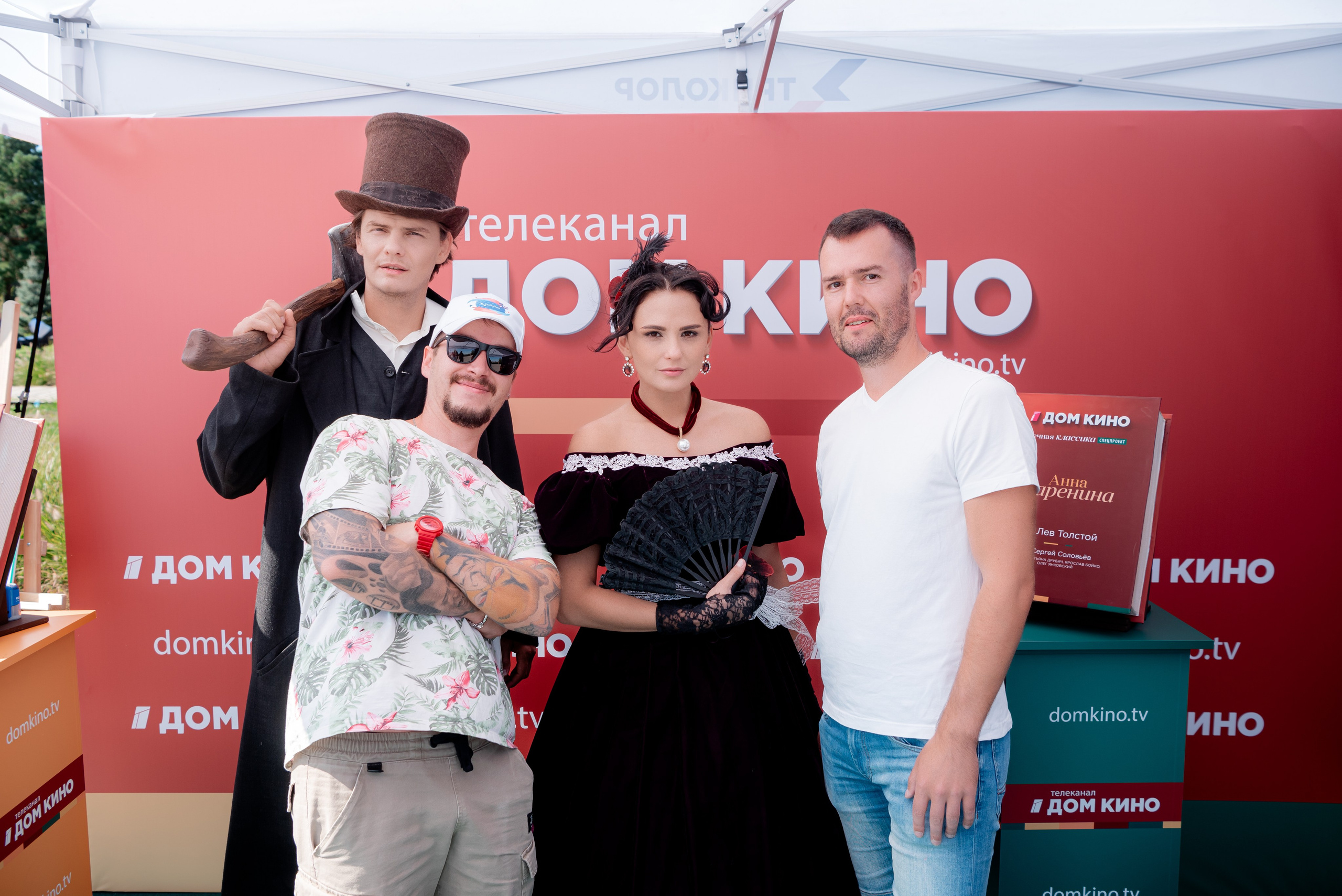 Портретные фото с артистами в палатке Триколор Дом Кинов на день города Волгоград. Фотограф в Волгограде и Волжском Александр Горбань