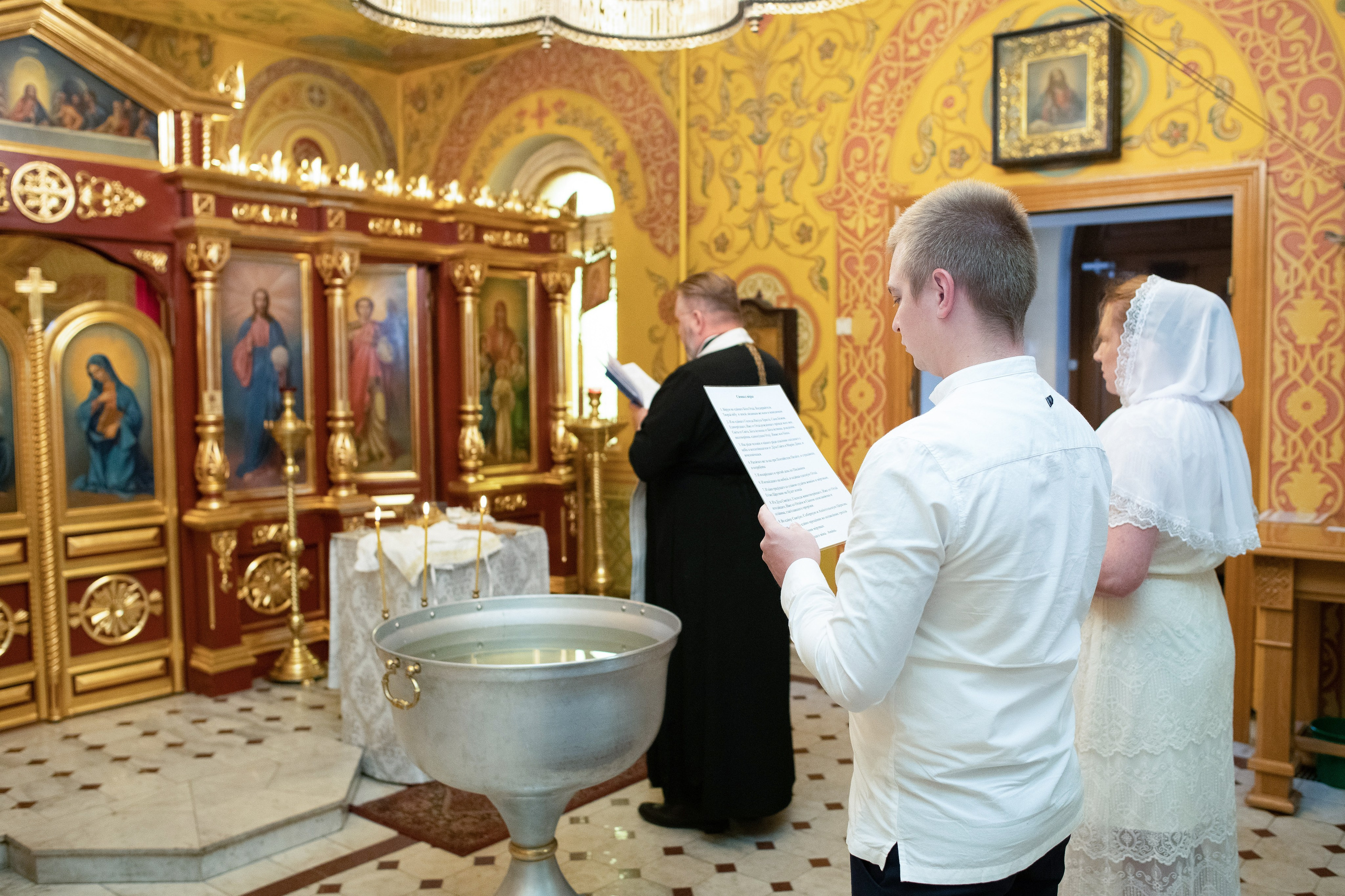 Крещение младенца Ксении. Храм Воздвижения Креста Господня в Алтуфьеве. Фотограф Крещения и Венчания в Москве и МО