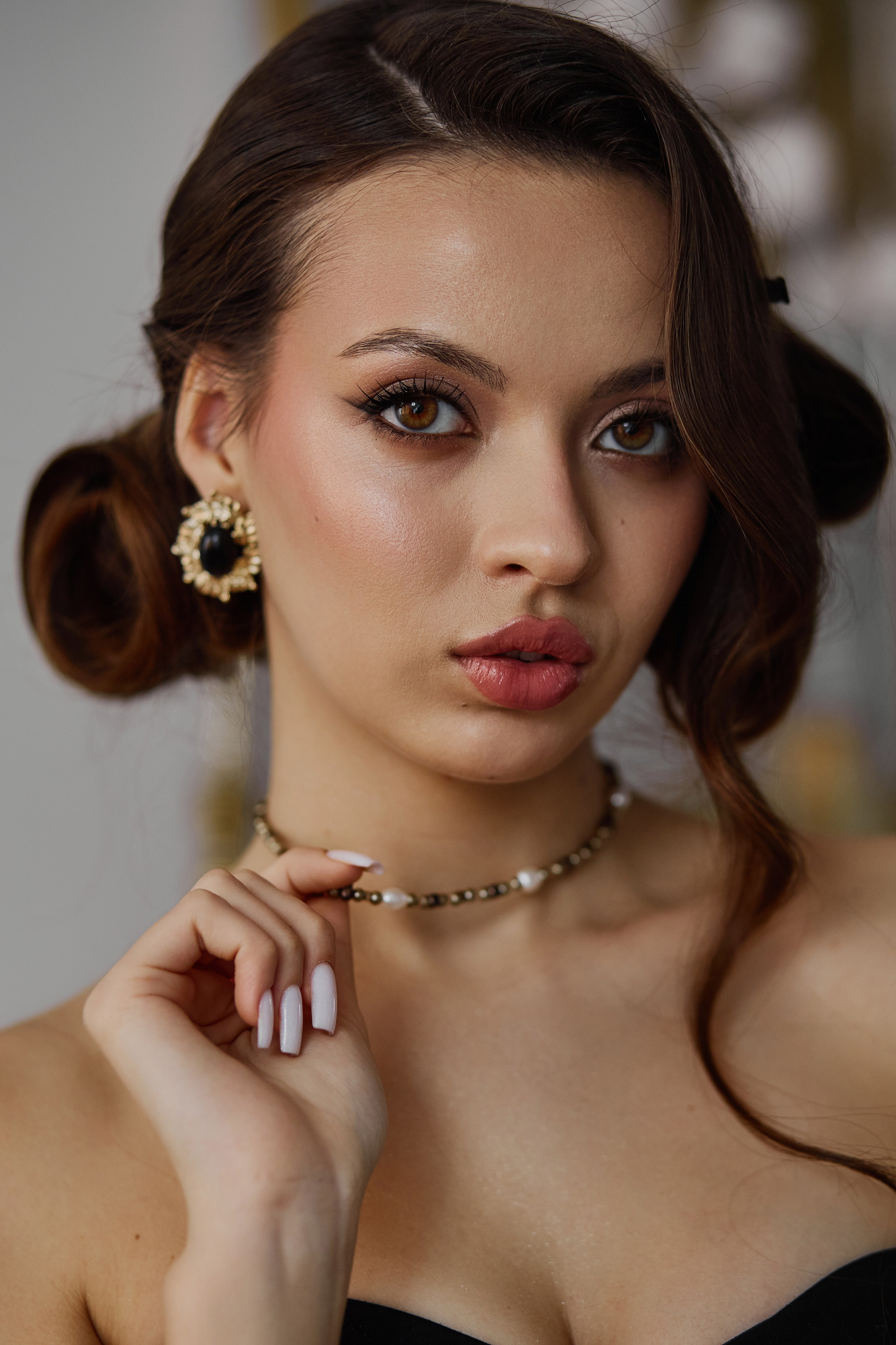 Closr up портрет. Акцент сделан на макияже и украшениях.