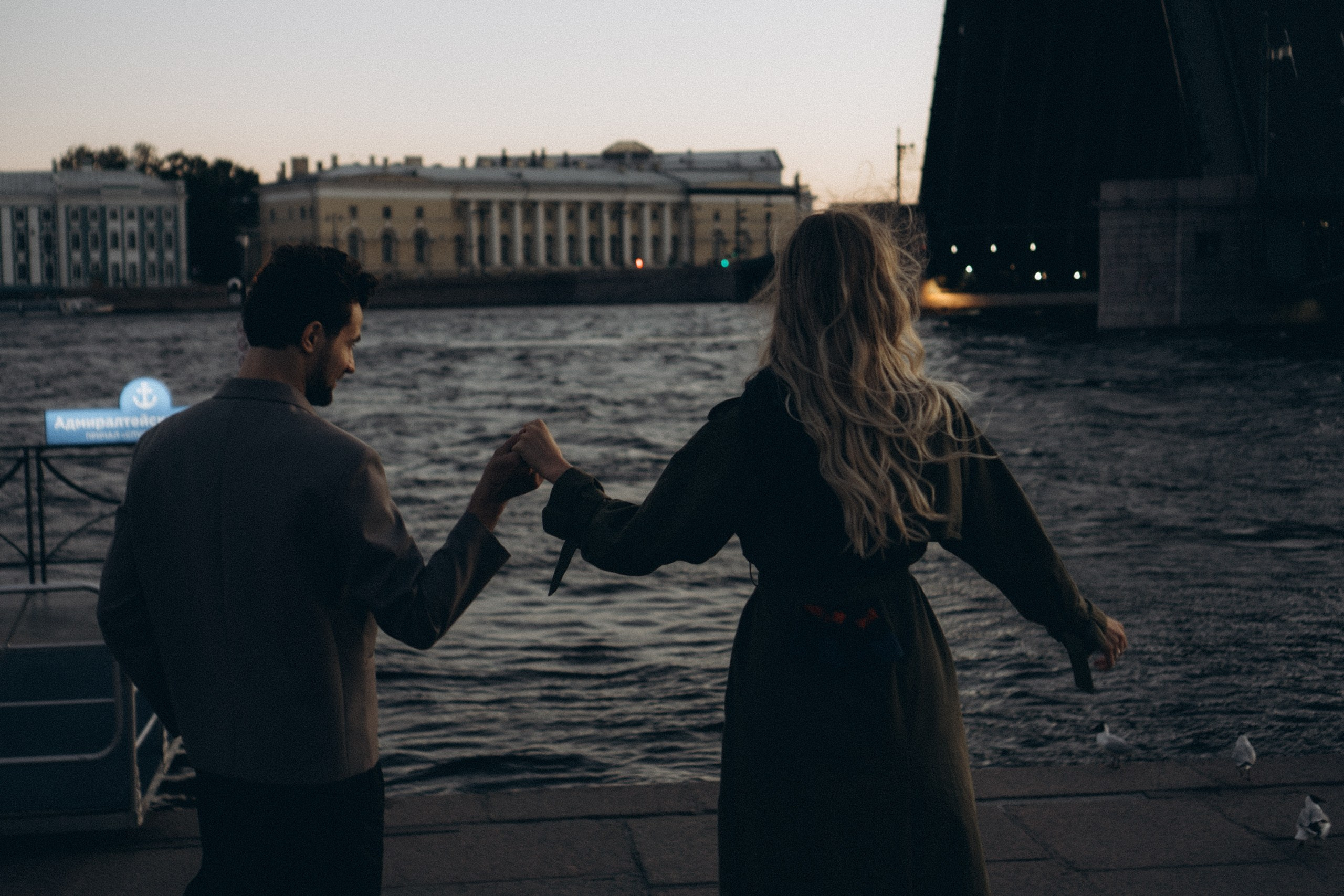 СВАДЕБНАЯ СЬЕМКА ПАРЫ НА РАССВЕТЕ В БЕЛЫЕ НОЧИ И ПРОГУЛКА С РАЗВОДНЫМИ МОСТАМИ И ПИКНИК ВОЗЛЕ ИСАКИЕВСКОГО СОБОРА. Профессиональный фотограф, Санкт-Петербург — Виктория Богомолова