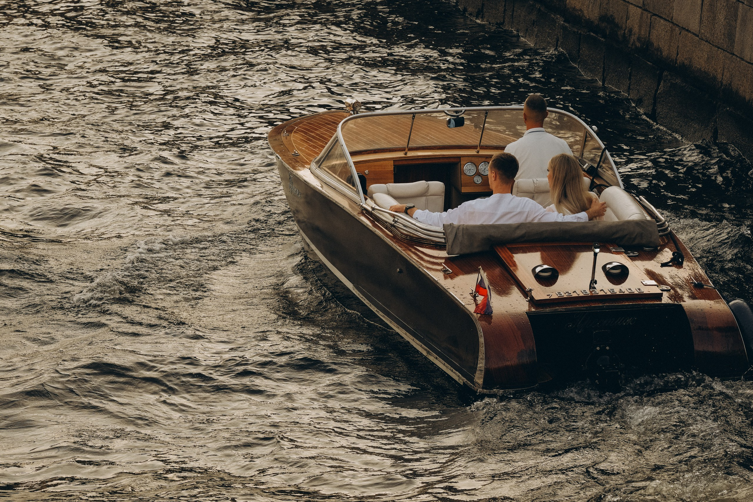 СВАДЕНБНАЯ СЬЕМКА НА КАТЕРЕ ПО КАНАЛАМ САНКТ-ПЕТЕРБУРГА И В АКВАТОРИИ НЕВЫ. Профессиональный фотограф, Санкт-Петербург — Виктория Богомолова