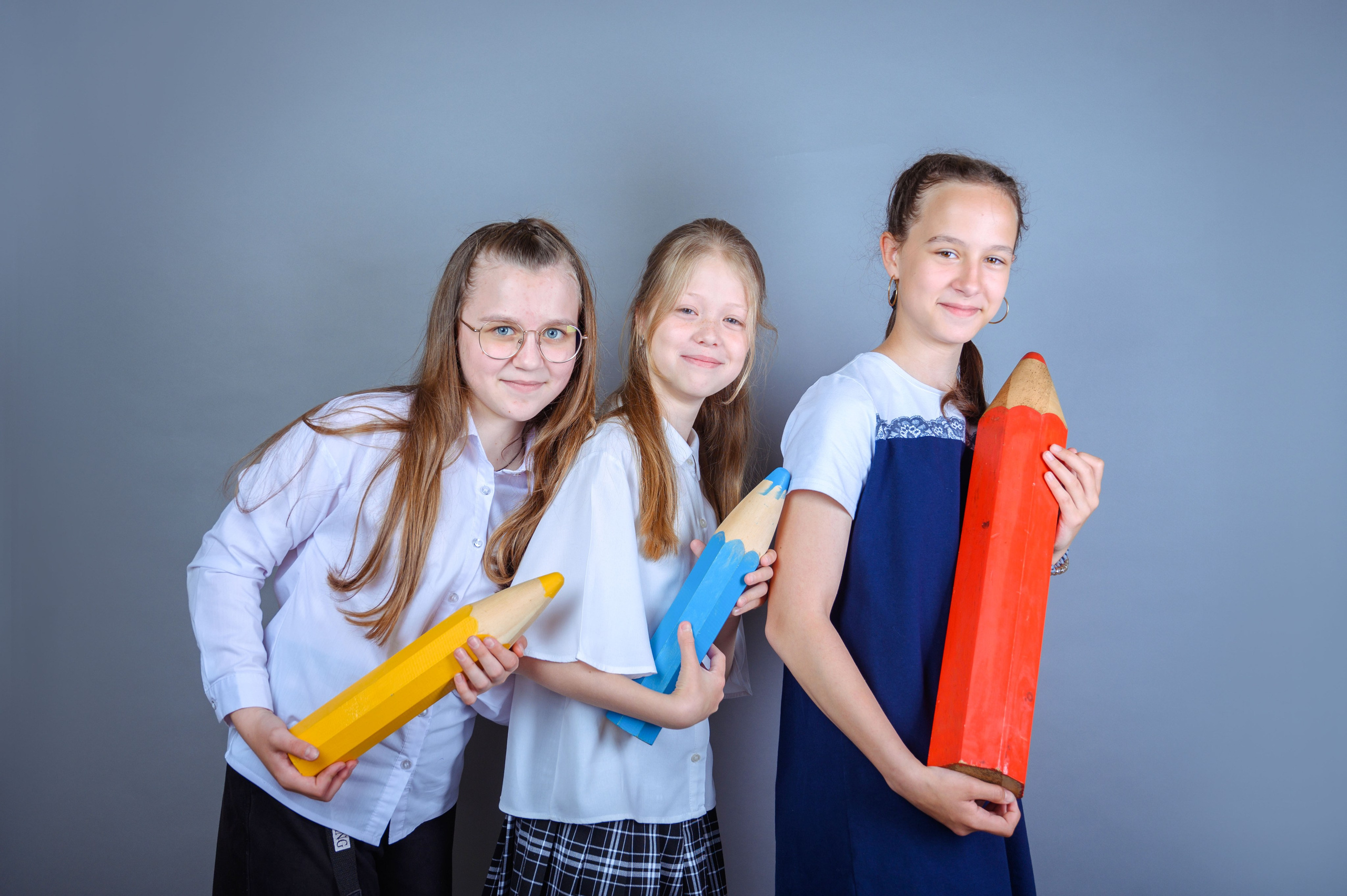 Фотосъемка на фоне с реквизитом. Фотограф. Выпускные альбомы в Барнауле