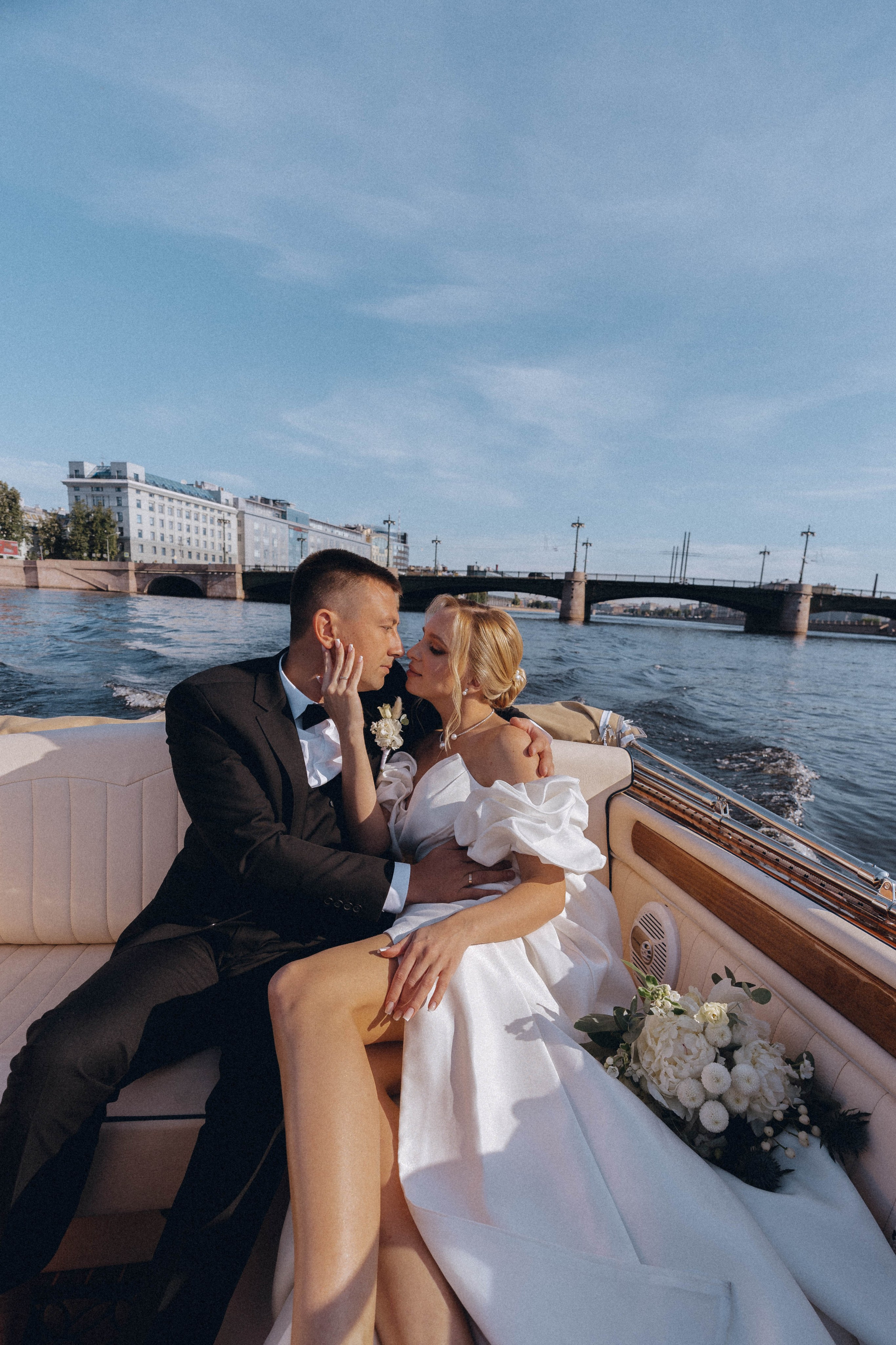 СВАДЕНБНАЯ СЬЕМКА НА КАТЕРЕ ПО КАНАЛАМ САНКТ-ПЕТЕРБУРГА И В АКВАТОРИИ НЕВЫ. Профессиональный фотограф, Санкт-Петербург — Виктория Богомолова