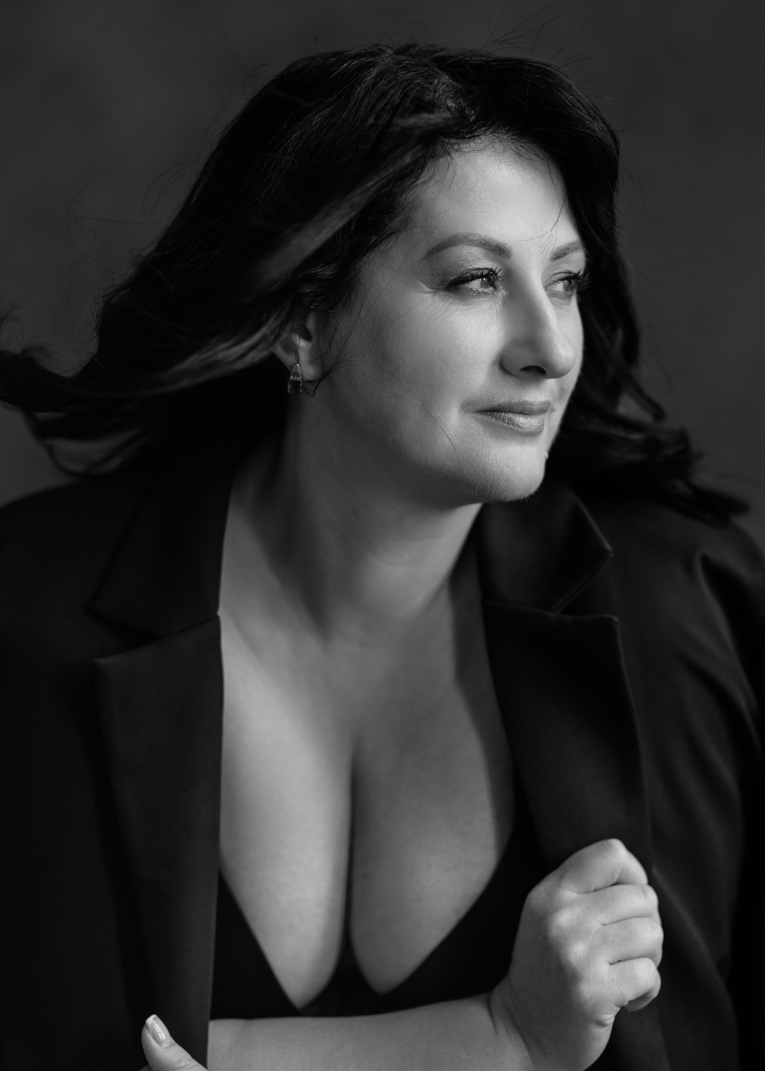 Женская фотосессия в студии для женщины которая принимает свой возраст 45+. Женский фотограф в Красноярске