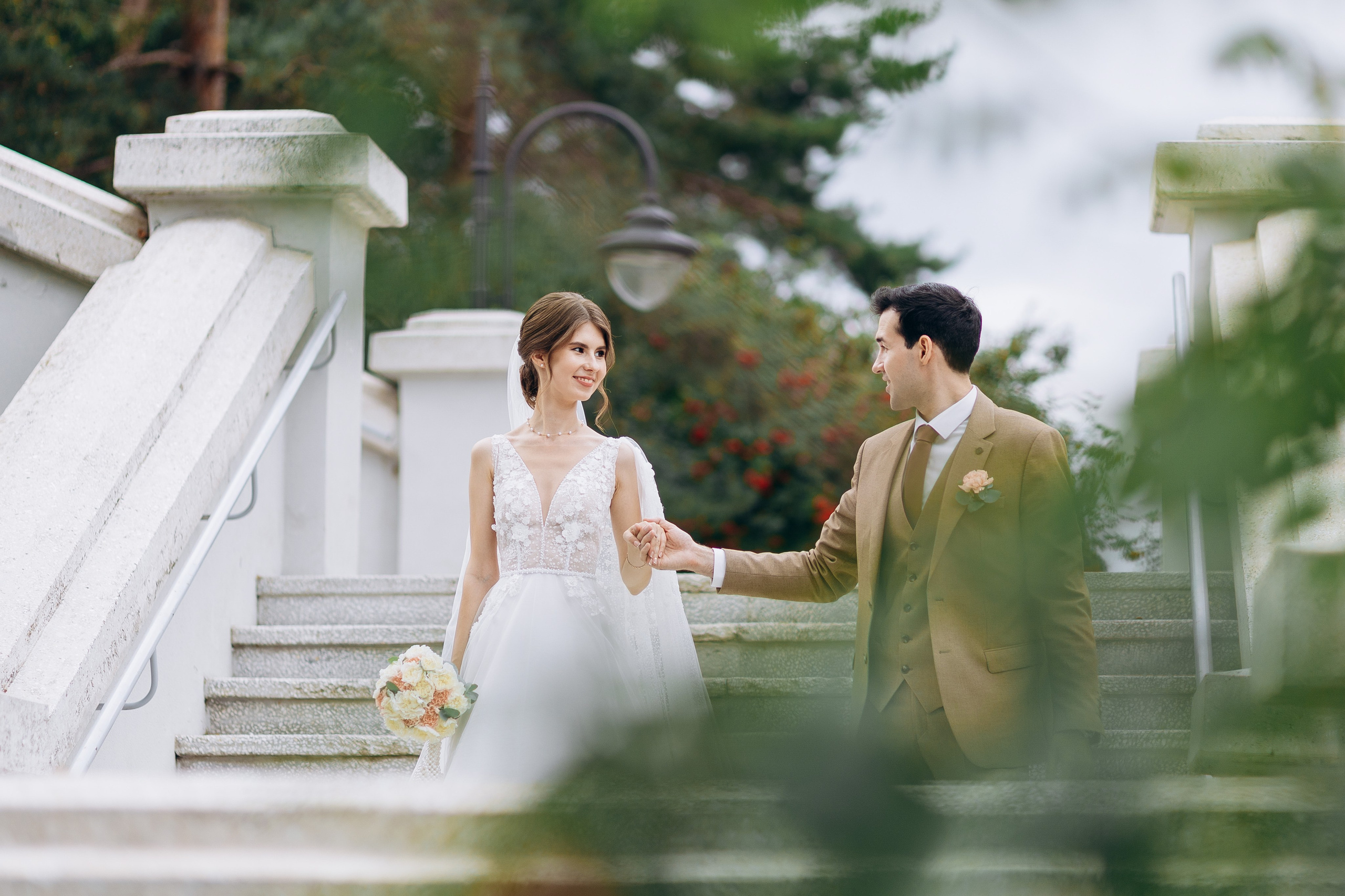 свадебная фотосессия, фотосессия на природе, загородная фотосессия на природе, жених, костюм для жениха, образ жениха