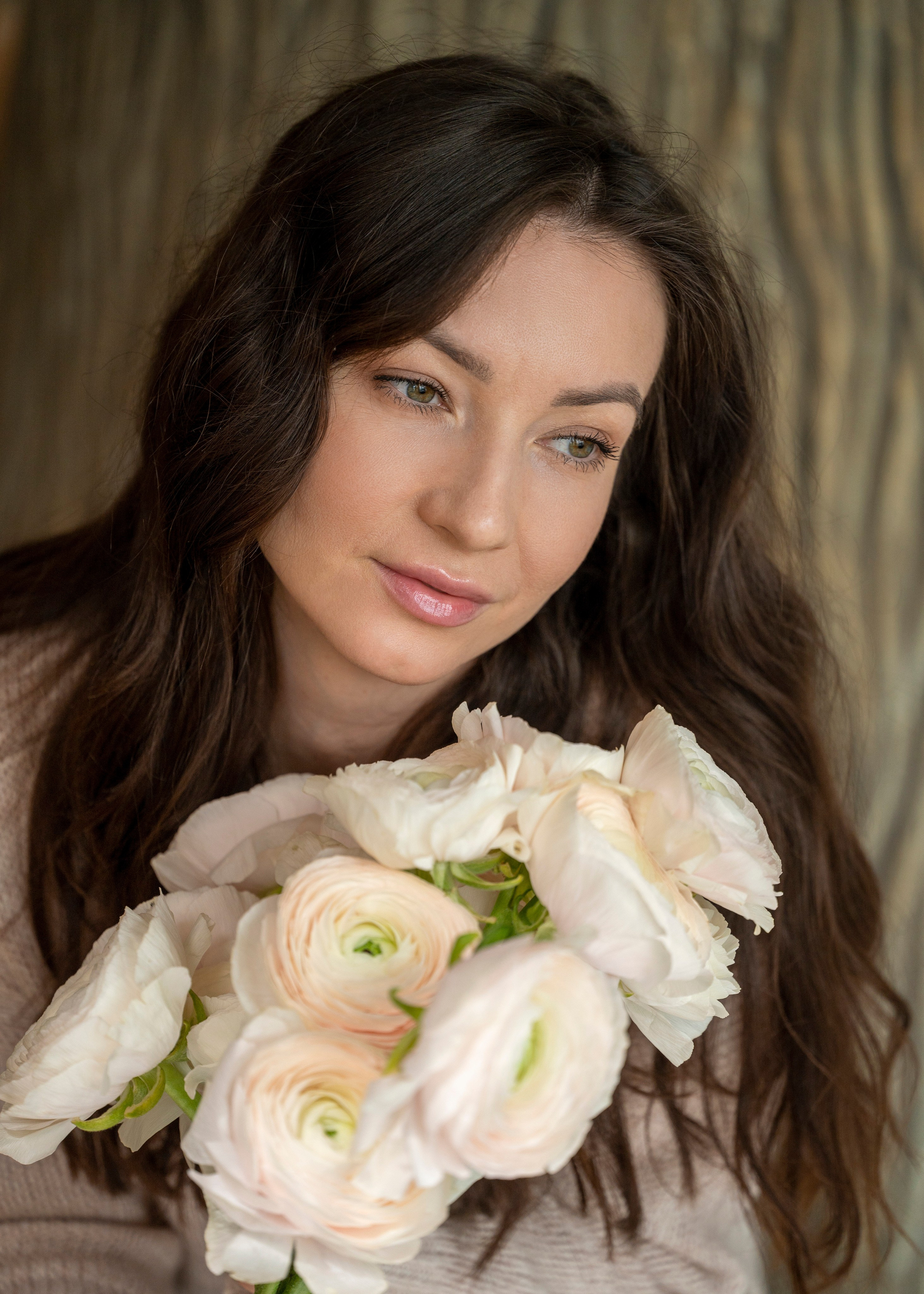 Студийная съёмка девушки  у окна при естественном весеннем свете