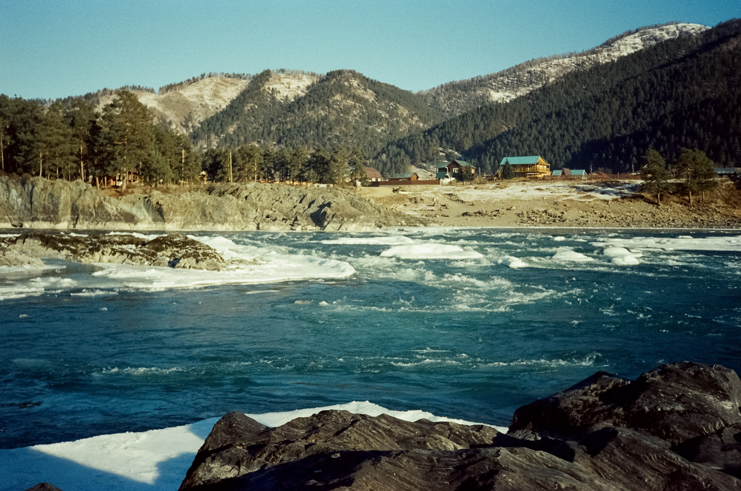 Мост над скалами Зубы Дракона и яркая синева зимней Катуни. Фотограф-документалист Мария Осокина