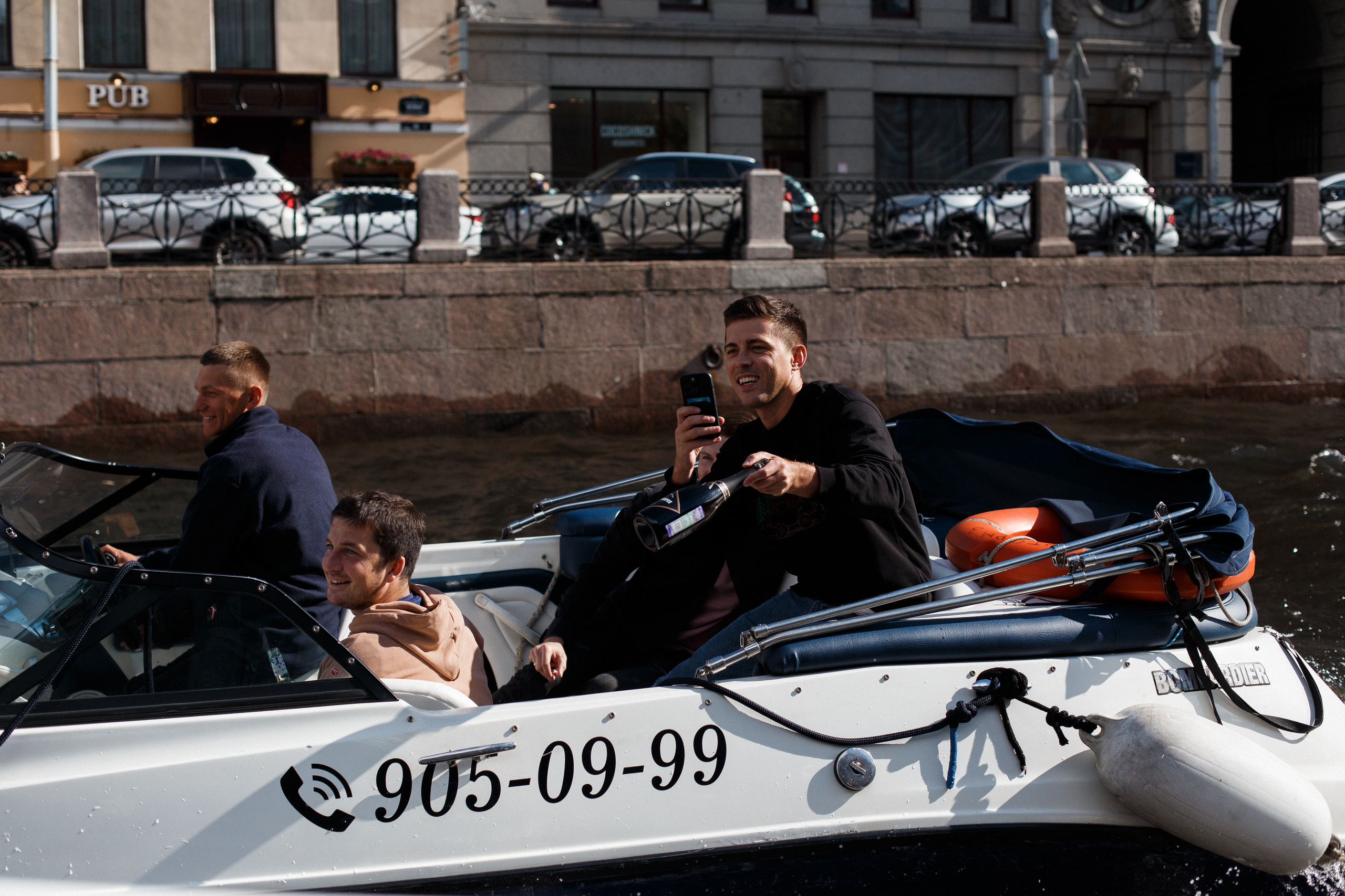 Прогулка по рекам и каналам Петербурга. Юля Шаровьёва семейный и свадебный фотограф в Санкт-Петербурге