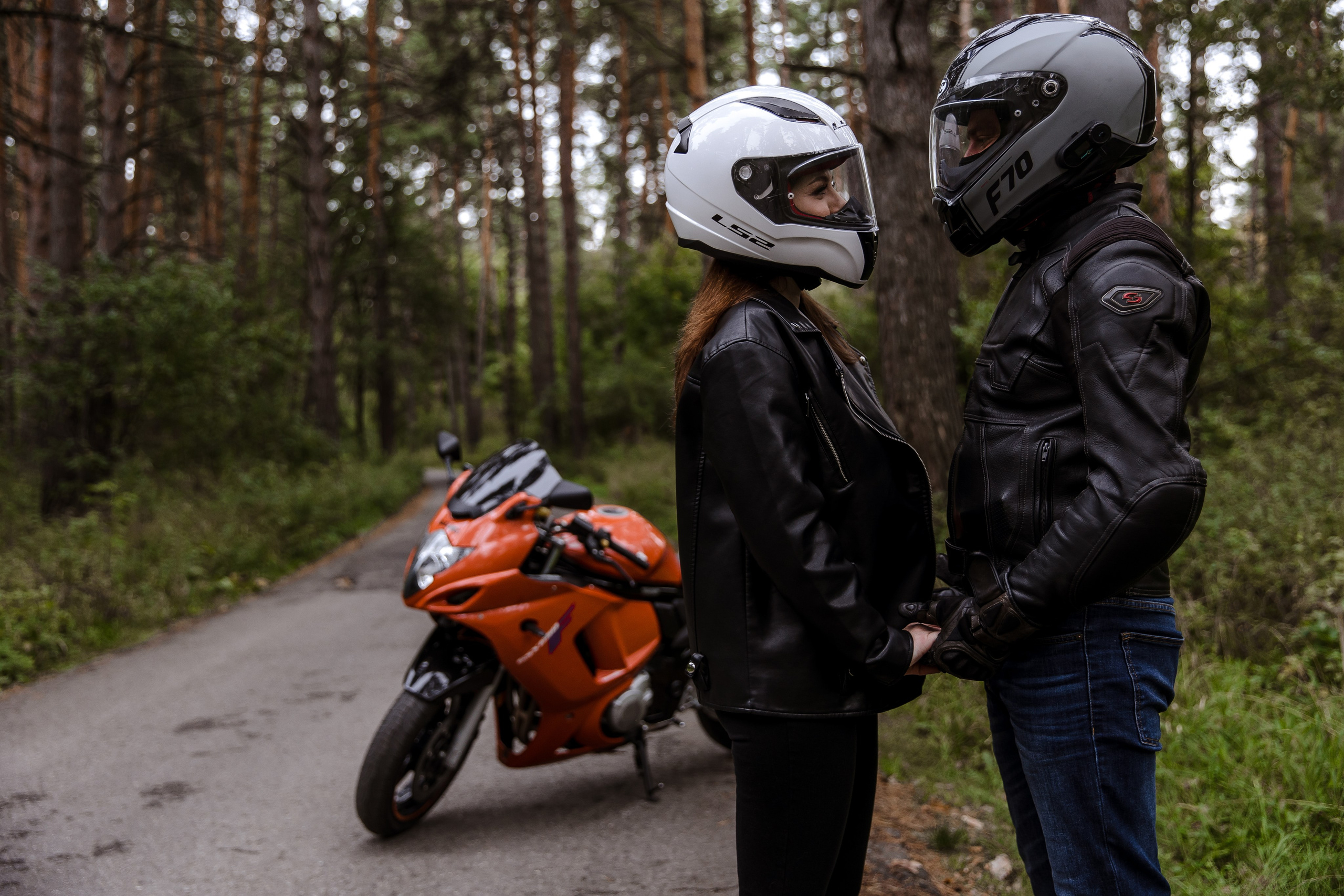 Фотосессия лавстори с мотоциклом на природе. Свадебный и семейный фотограф в Самаре и Тольятти | Елена Топанцева
