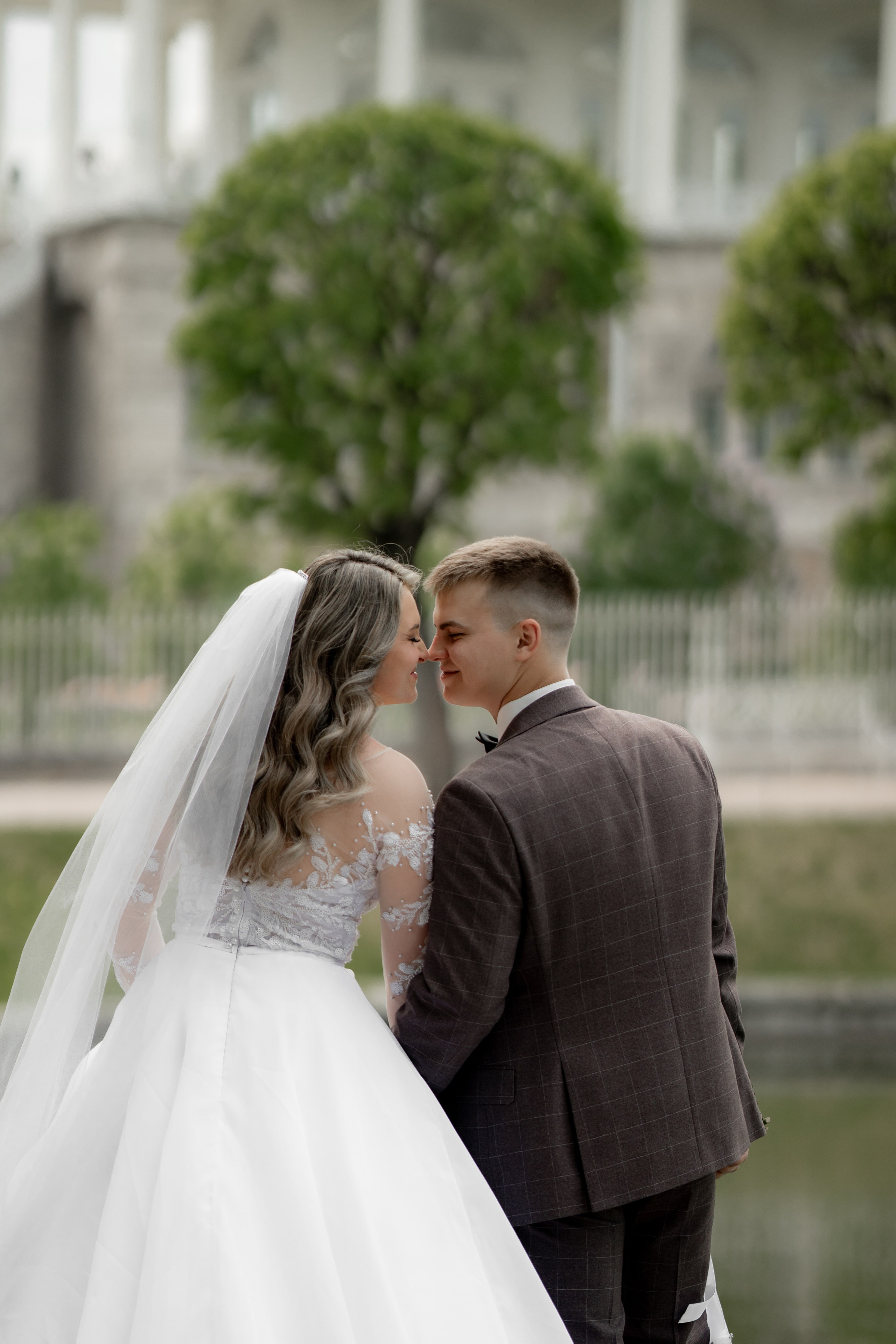 Красивые места для свадебной фотосессии летом в Санкт-Петербурге. Свадебный фотограф Александр Невский в Санкт-Петербурге