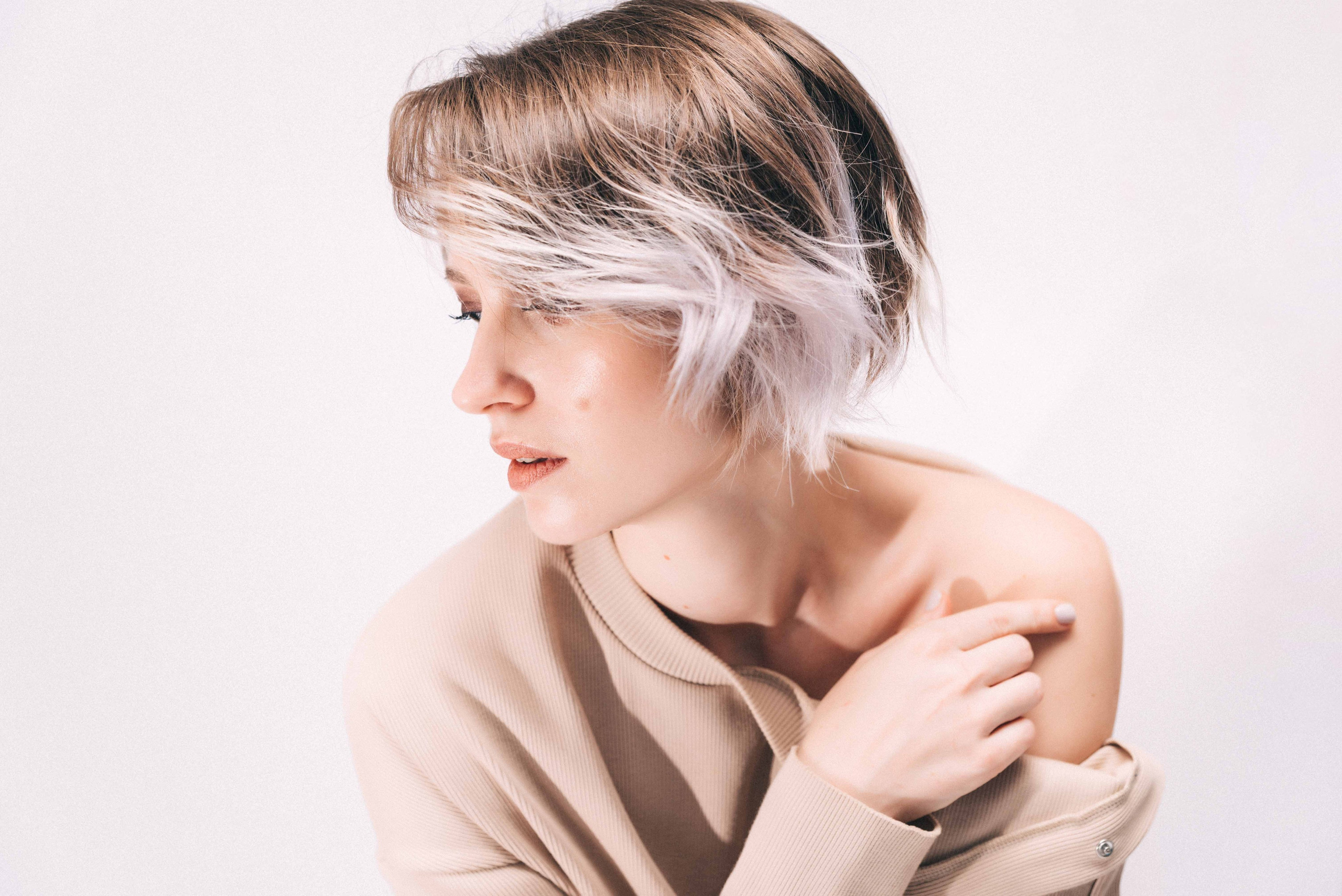 Саша и вино | портреты на белом фоне. Фотограф и видеограф в Москве и Абу Даби Мария Кулагина