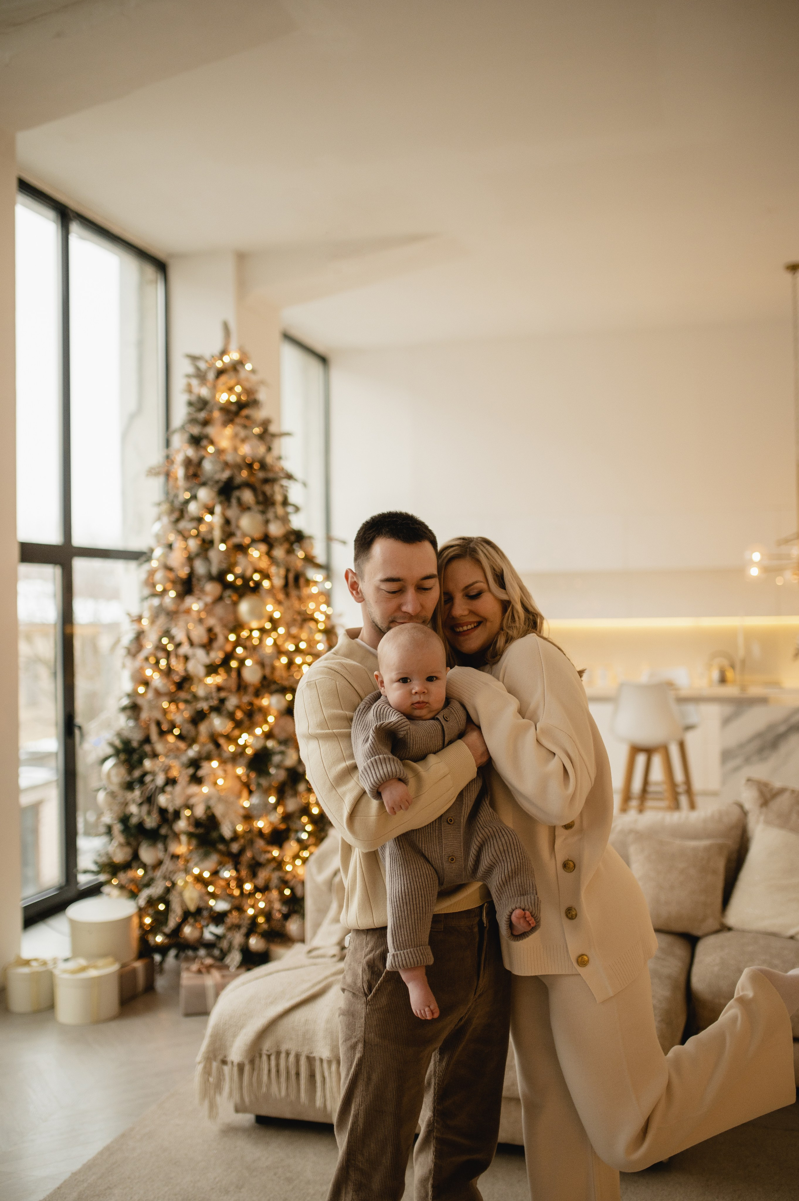 Новогодняя фотосессия в студии с малышом 6 месяцев в Бутово. Семейная фотосессия Бутово Москва фотограф Алина Морщагина