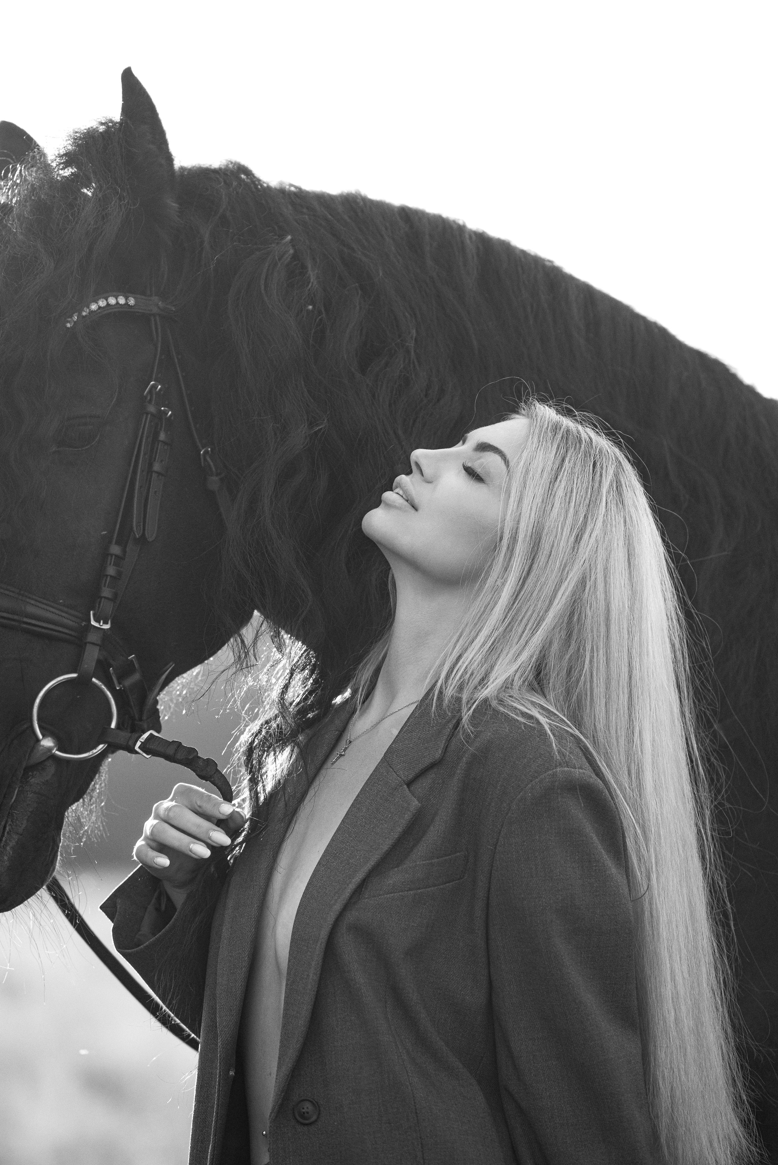 Атмосферная конная фотосессия, женщина с лошадью