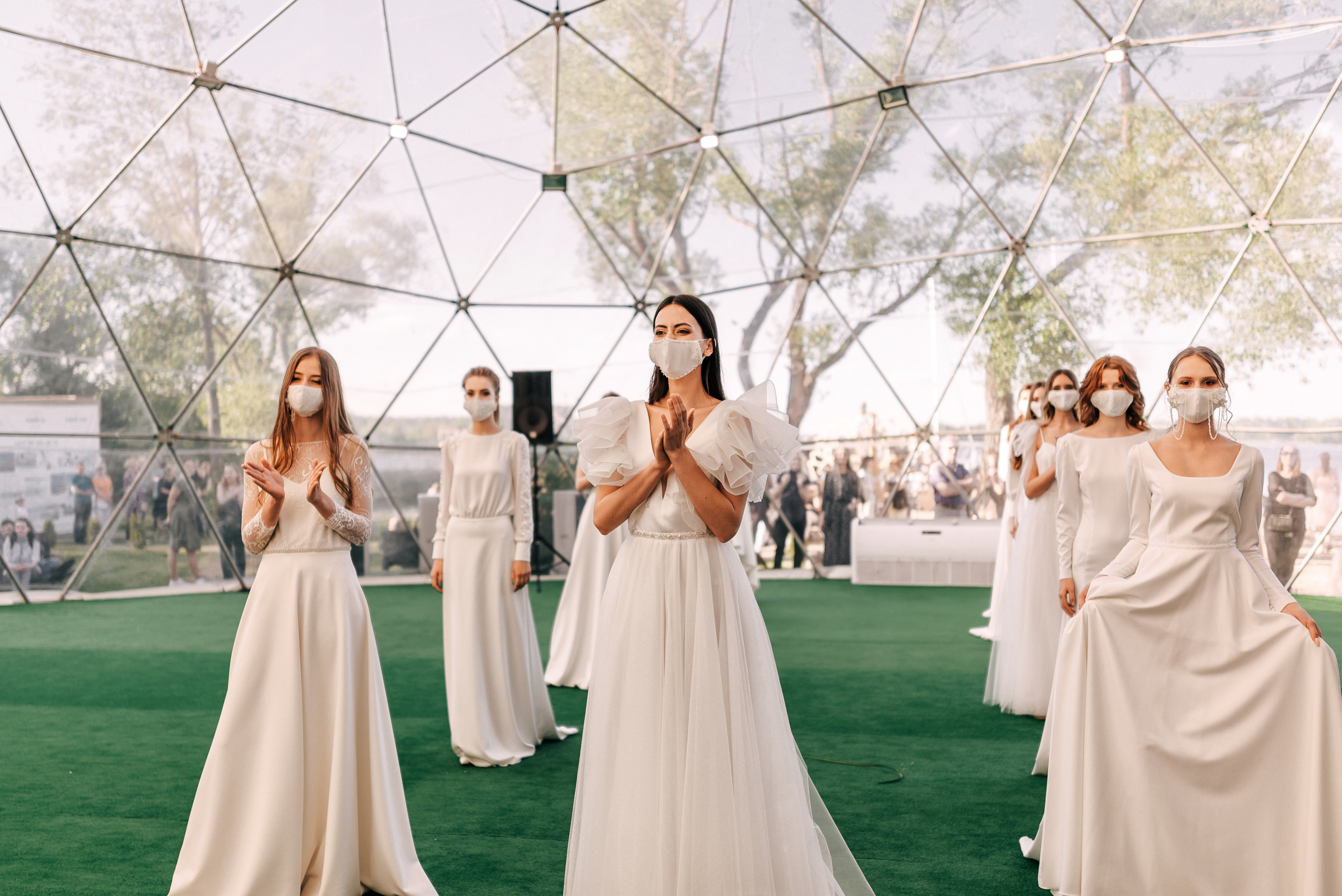 Великолепный показ свадебных платьев свадебного салона-ателье Bonjour. Свадебный салон-ателье Бонжур в Минске Bonjour