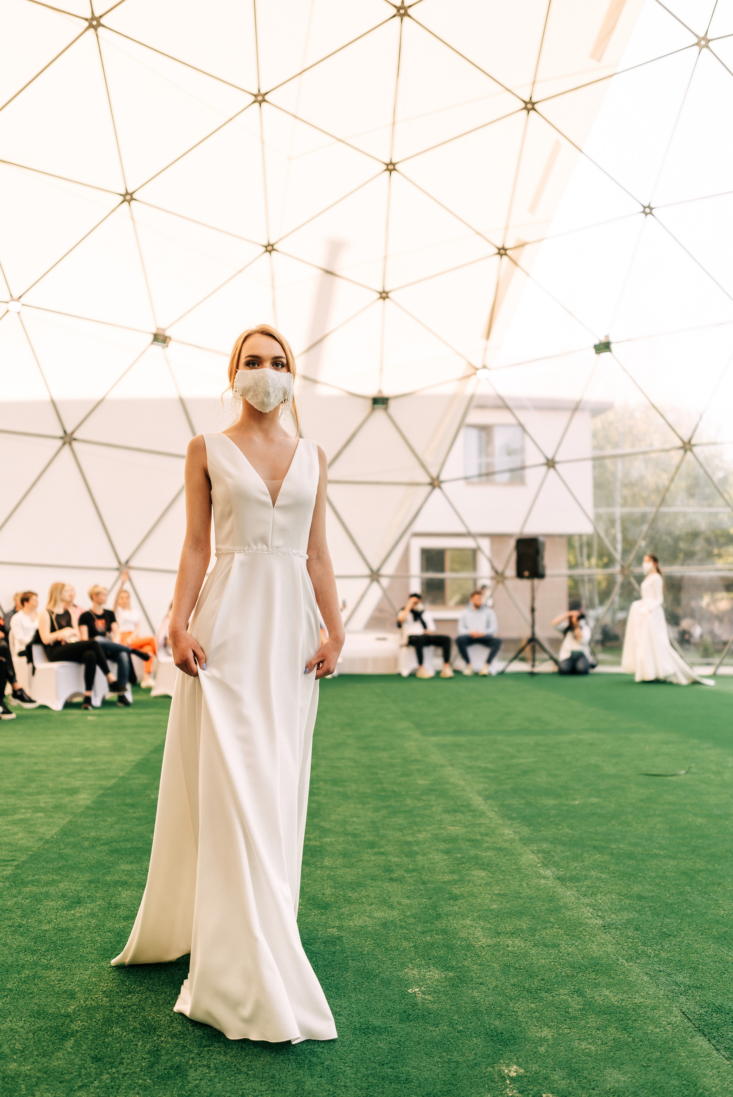 Великолепный показ свадебных платьев свадебного салона-ателье Bonjour. Свадебный салон-ателье Бонжур в Минске Bonjour