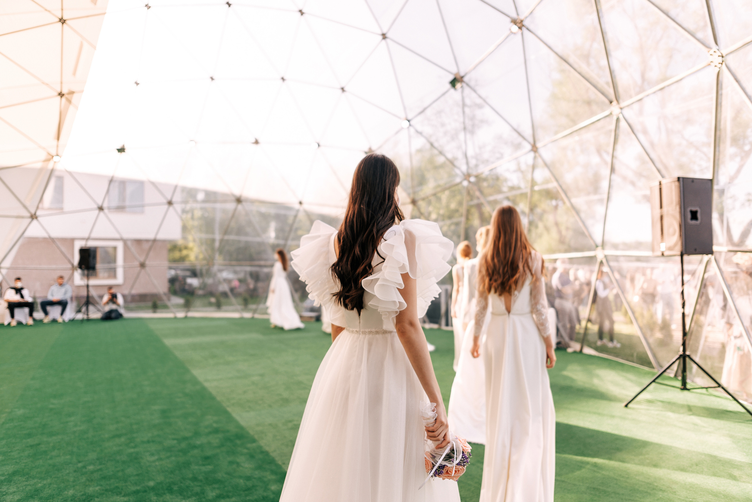 Великолепный показ свадебных платьев свадебного салона-ателье Bonjour. Свадебный салон-ателье Бонжур в Минске Bonjour