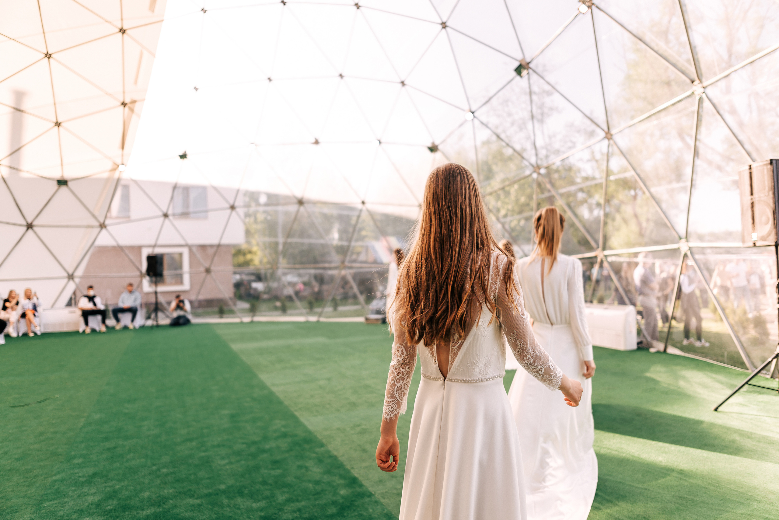 Великолепный показ свадебных платьев свадебного салона-ателье Bonjour. Свадебный салон-ателье Бонжур в Минске Bonjour