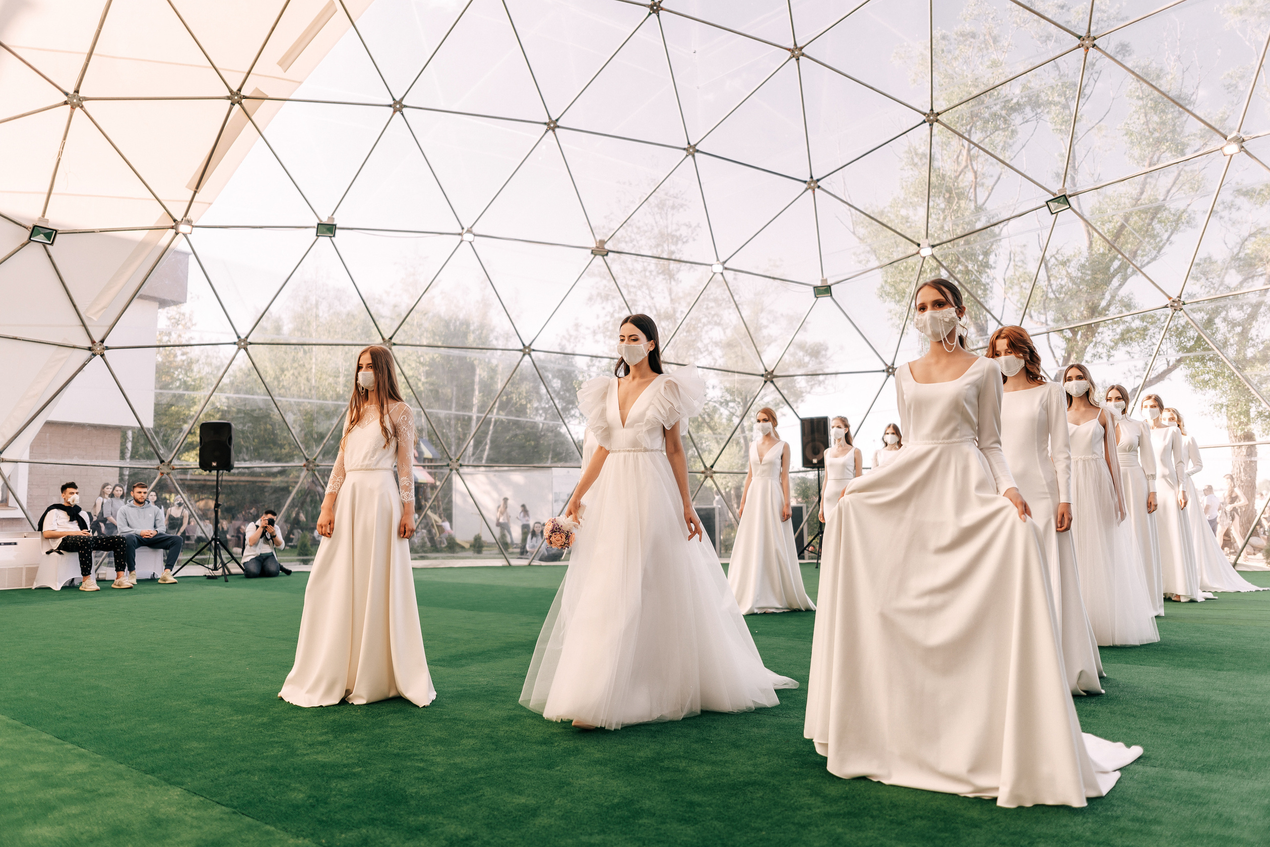 Великолепный показ свадебных платьев свадебного салона-ателье Bonjour. Свадебный салон-ателье Бонжур в Минске Bonjour