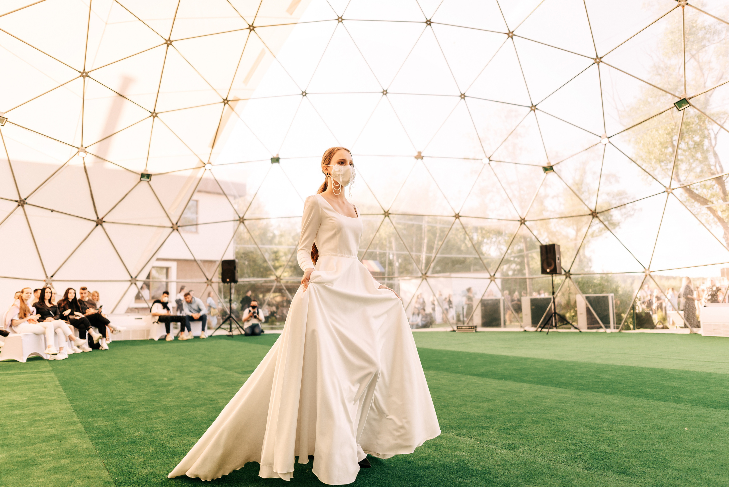 Великолепный показ свадебных платьев свадебного салона-ателье Bonjour. Свадебный салон-ателье Бонжур в Минске Bonjour