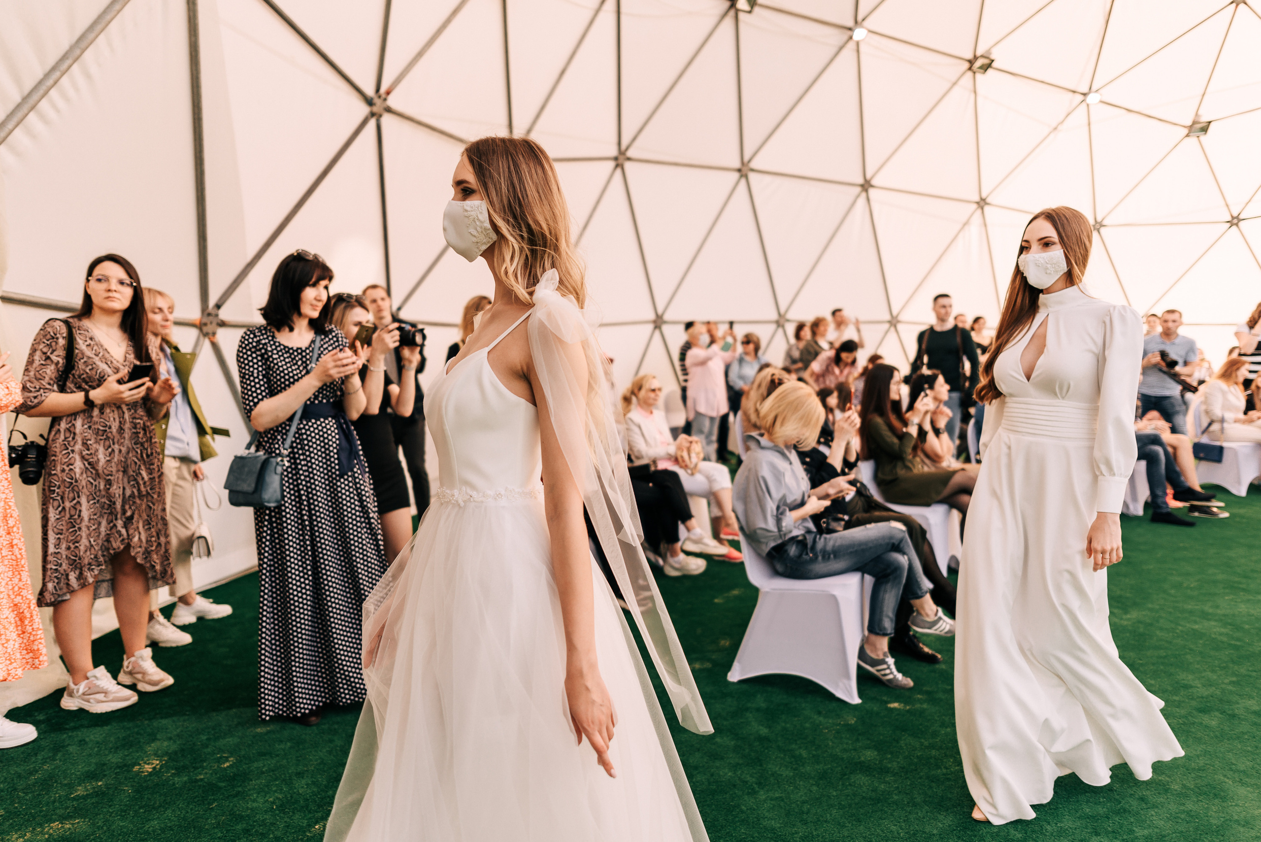 Великолепный показ свадебных платьев свадебного салона-ателье Bonjour. Свадебный салон-ателье Бонжур в Минске Bonjour