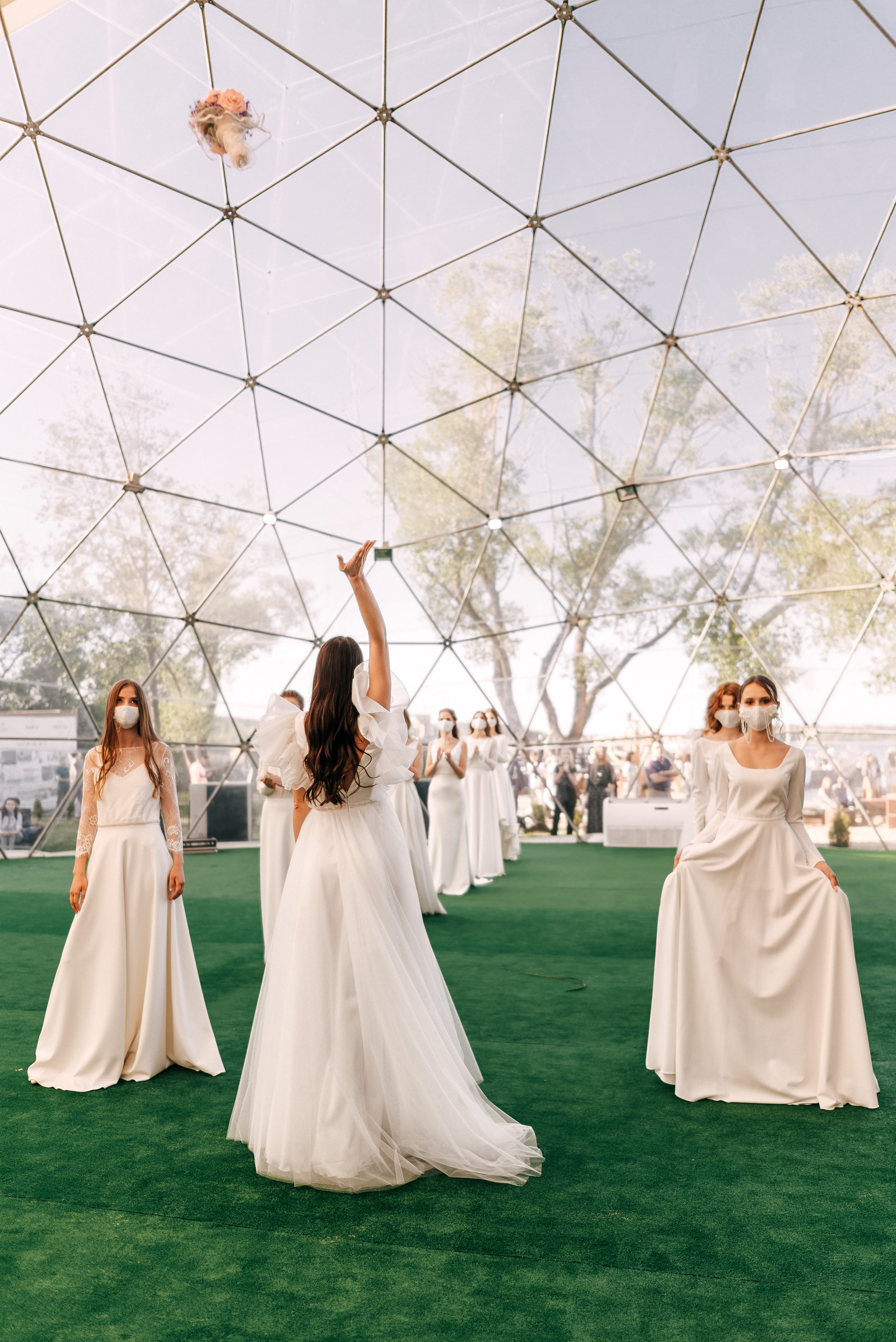 Великолепный показ свадебных платьев свадебного салона-ателье Bonjour. Свадебный салон-ателье Бонжур в Минске Bonjour