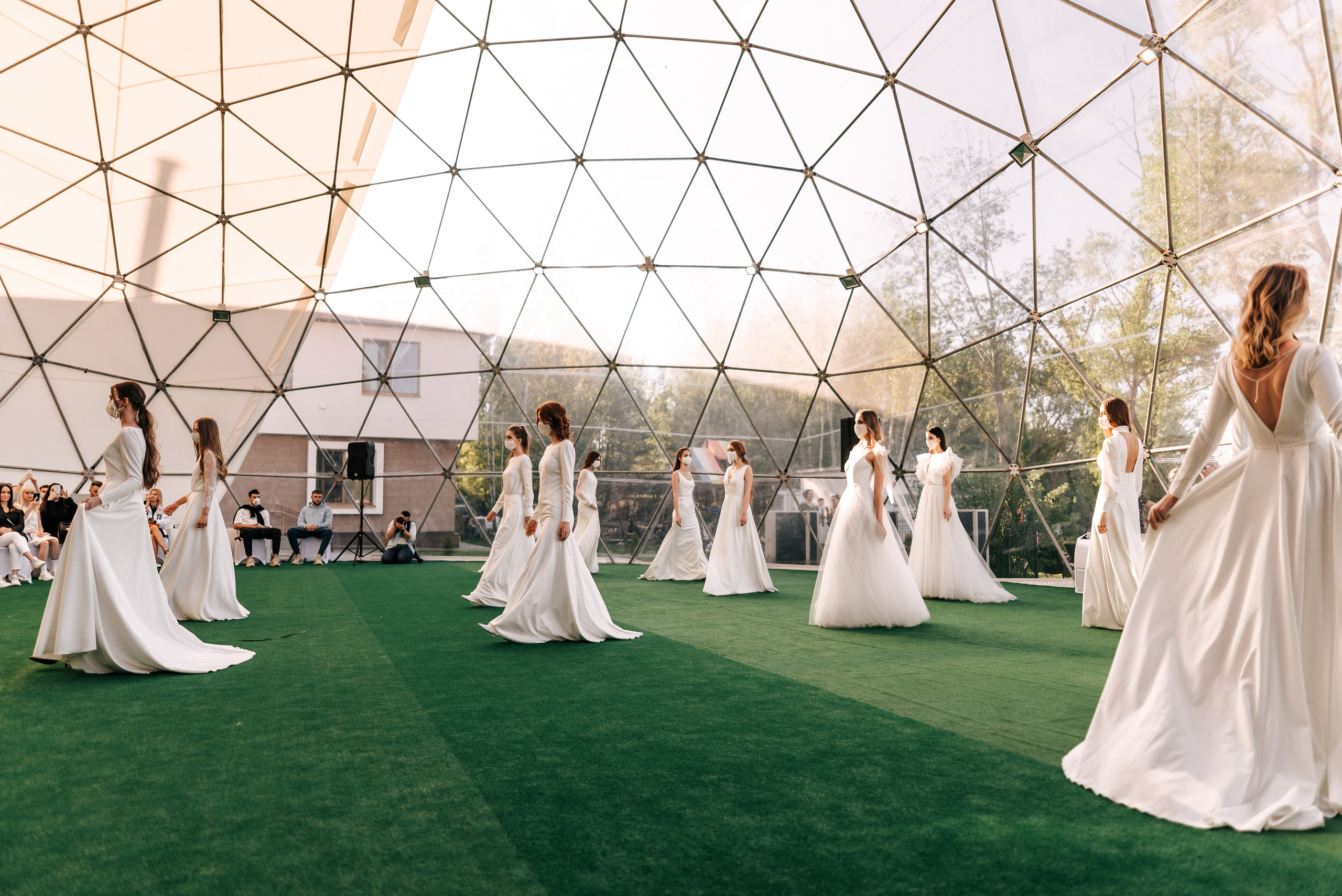 Великолепный показ свадебных платьев свадебного салона-ателье Bonjour. Свадебный салон-ателье Бонжур в Минске Bonjour