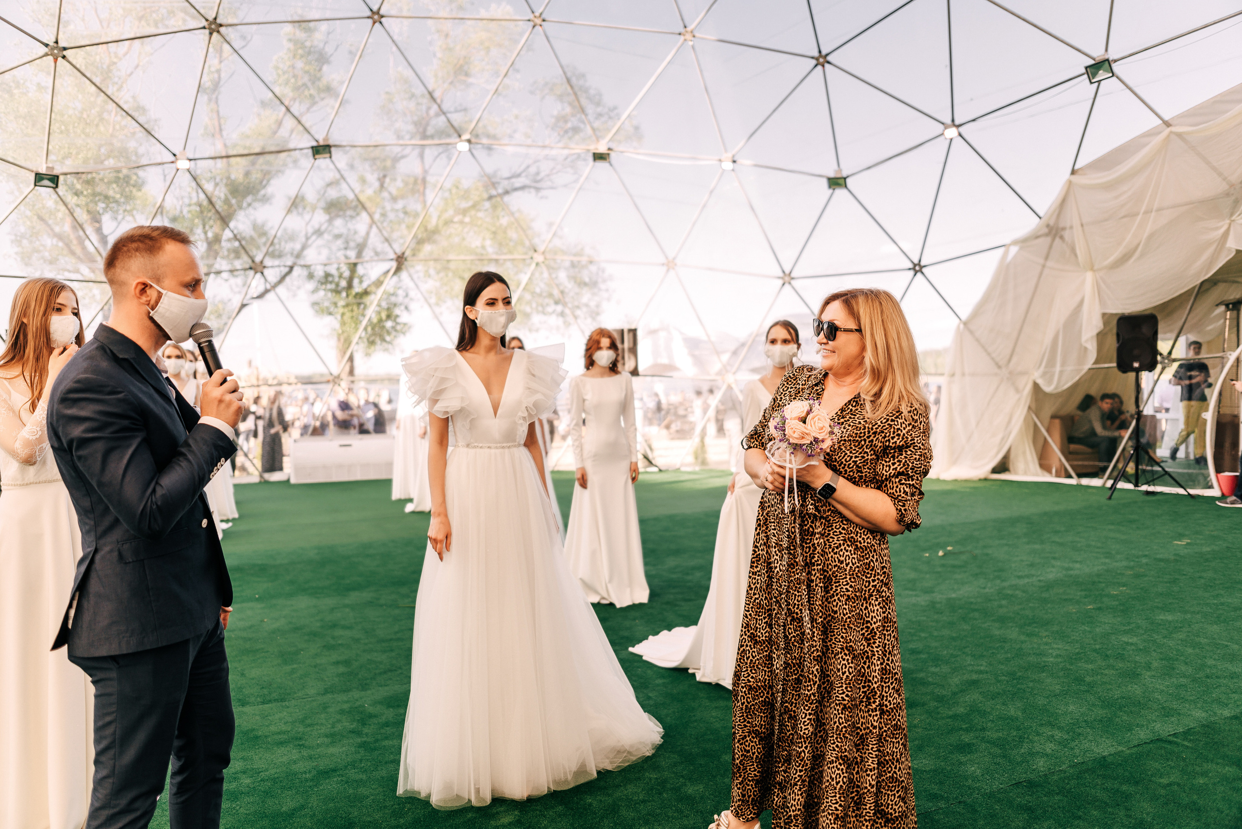 Великолепный показ свадебных платьев свадебного салона-ателье Bonjour. Свадебный салон-ателье Бонжур в Минске Bonjour