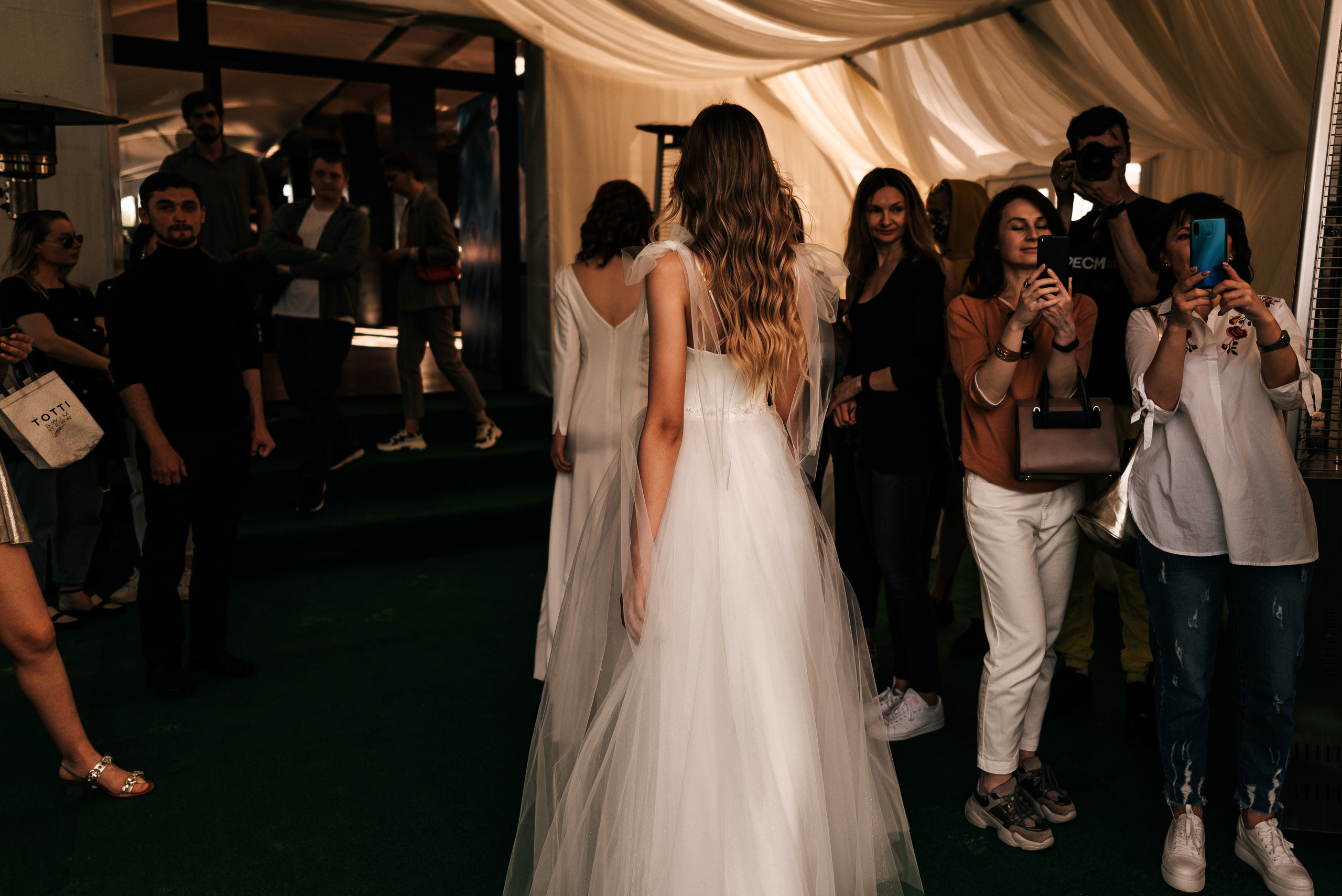 Великолепный показ свадебных платьев свадебного салона-ателье Bonjour. Свадебный салон-ателье Бонжур в Минске Bonjour