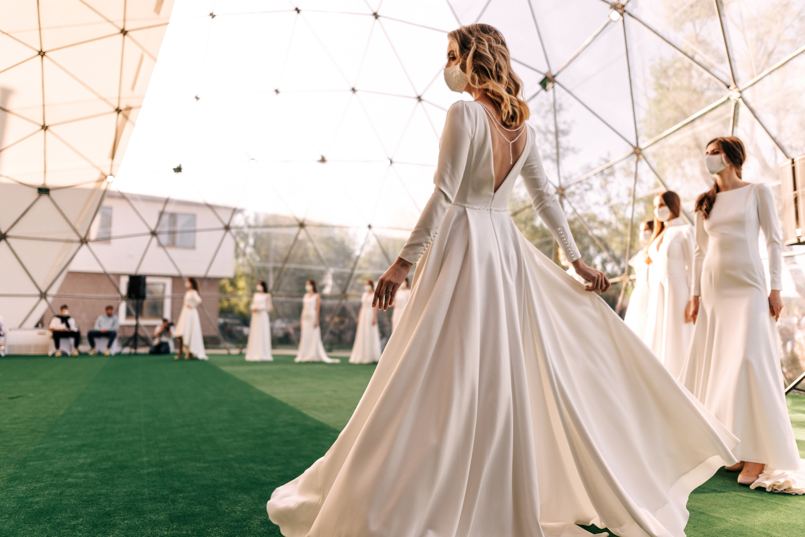 Великолепный показ свадебных платьев свадебного салона-ателье Bonjour. Свадебный салон-ателье Бонжур в Минске Bonjour