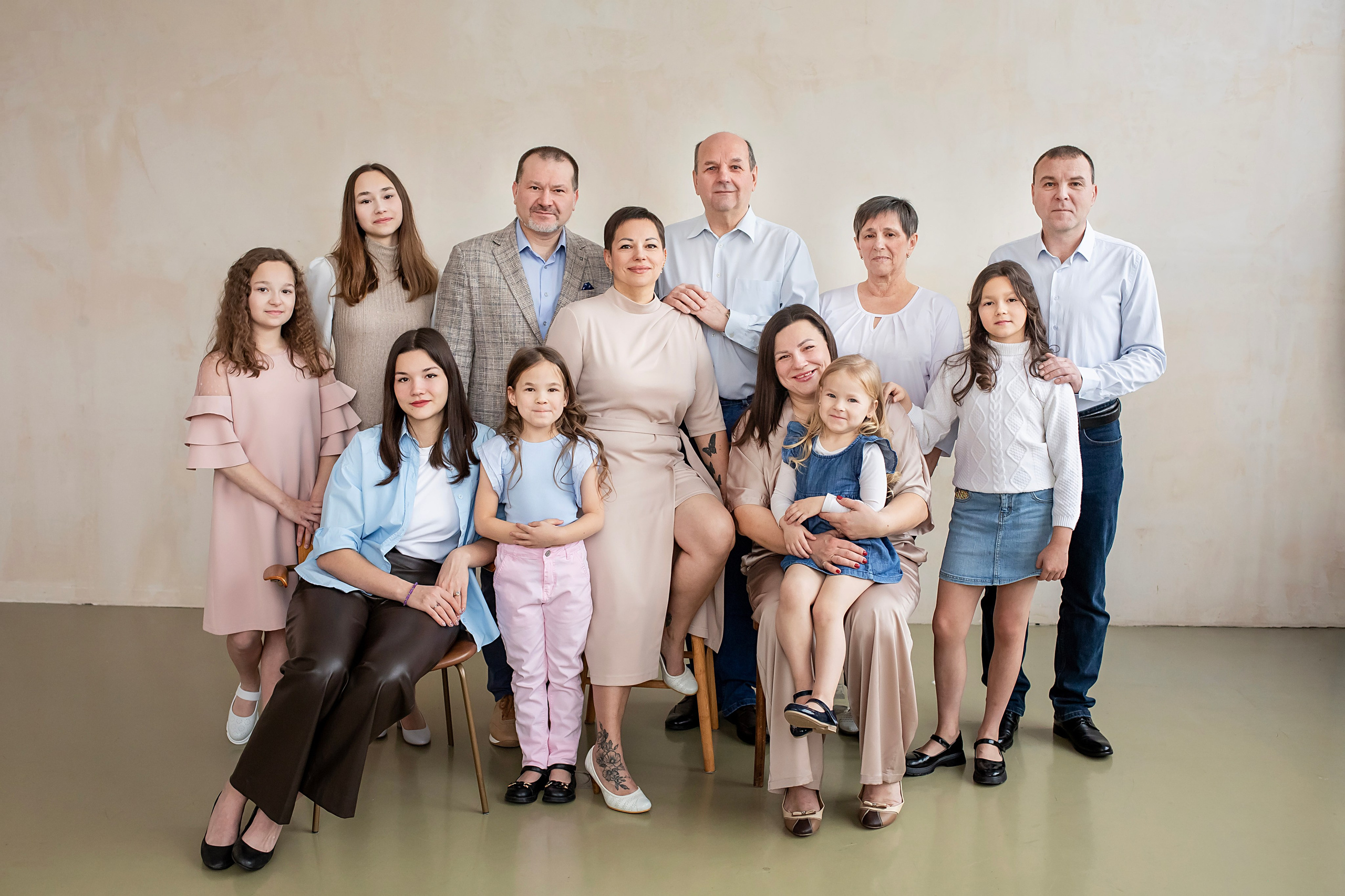Большая семья с внуками, бабушками, дедушками, мамами и папами в фотостудии Санкт-Петербурга