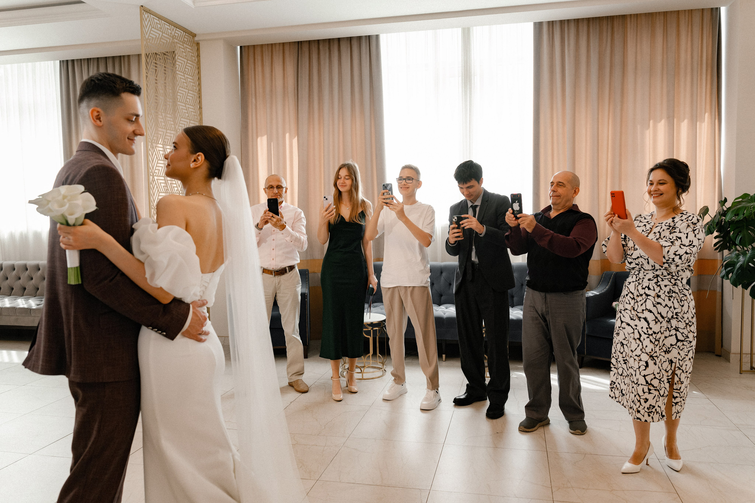 Свадебная фотосессия в Бутырском ЗАГС (Дворец Бракосочетания № 4) и прогулка в отеле Solux (Солюкс)