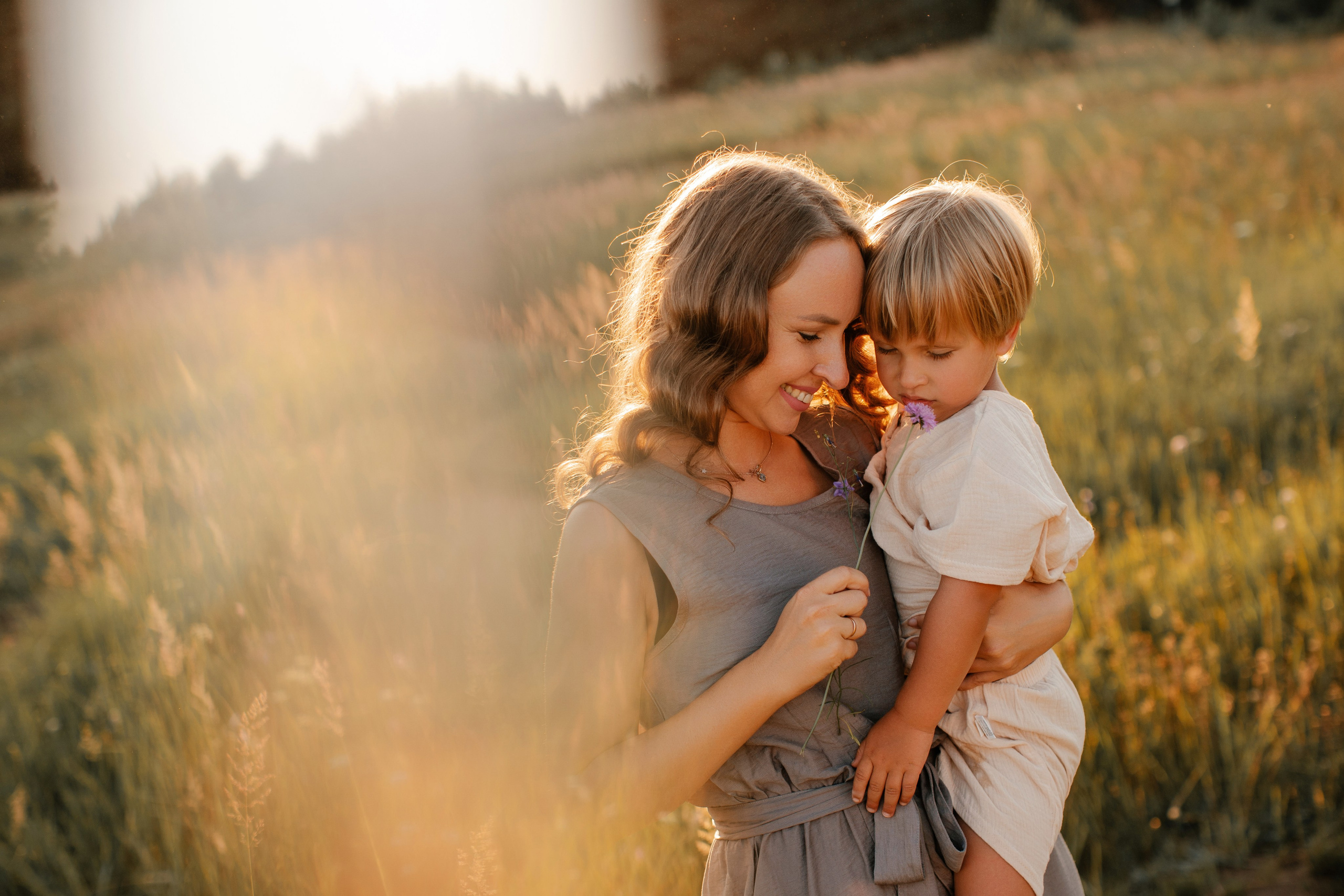 Фотосессия большой семьи в поле