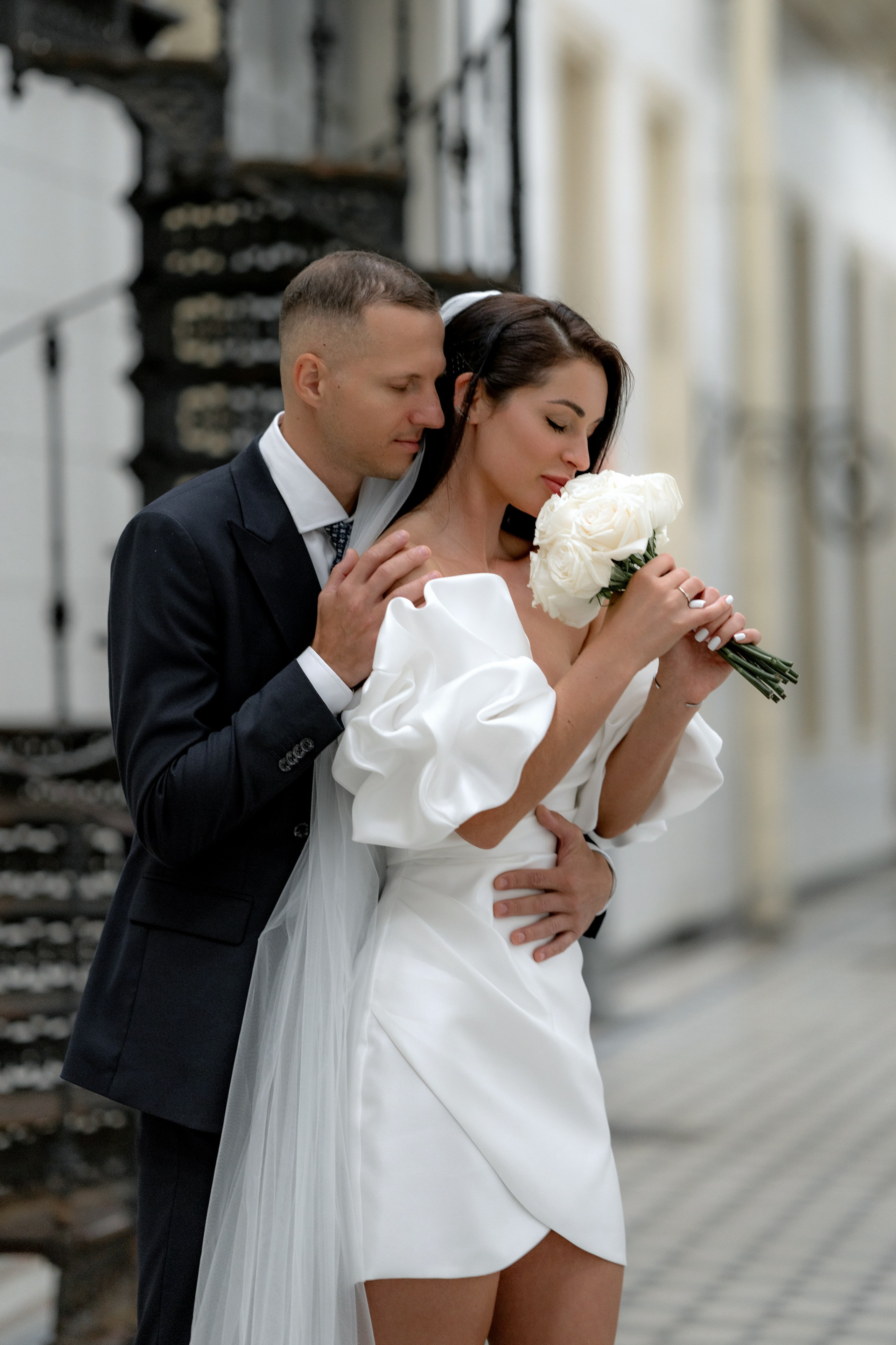 жених и невеста на свадебной фотосессии на Витебском вокзале рядом с винтовой лестницей