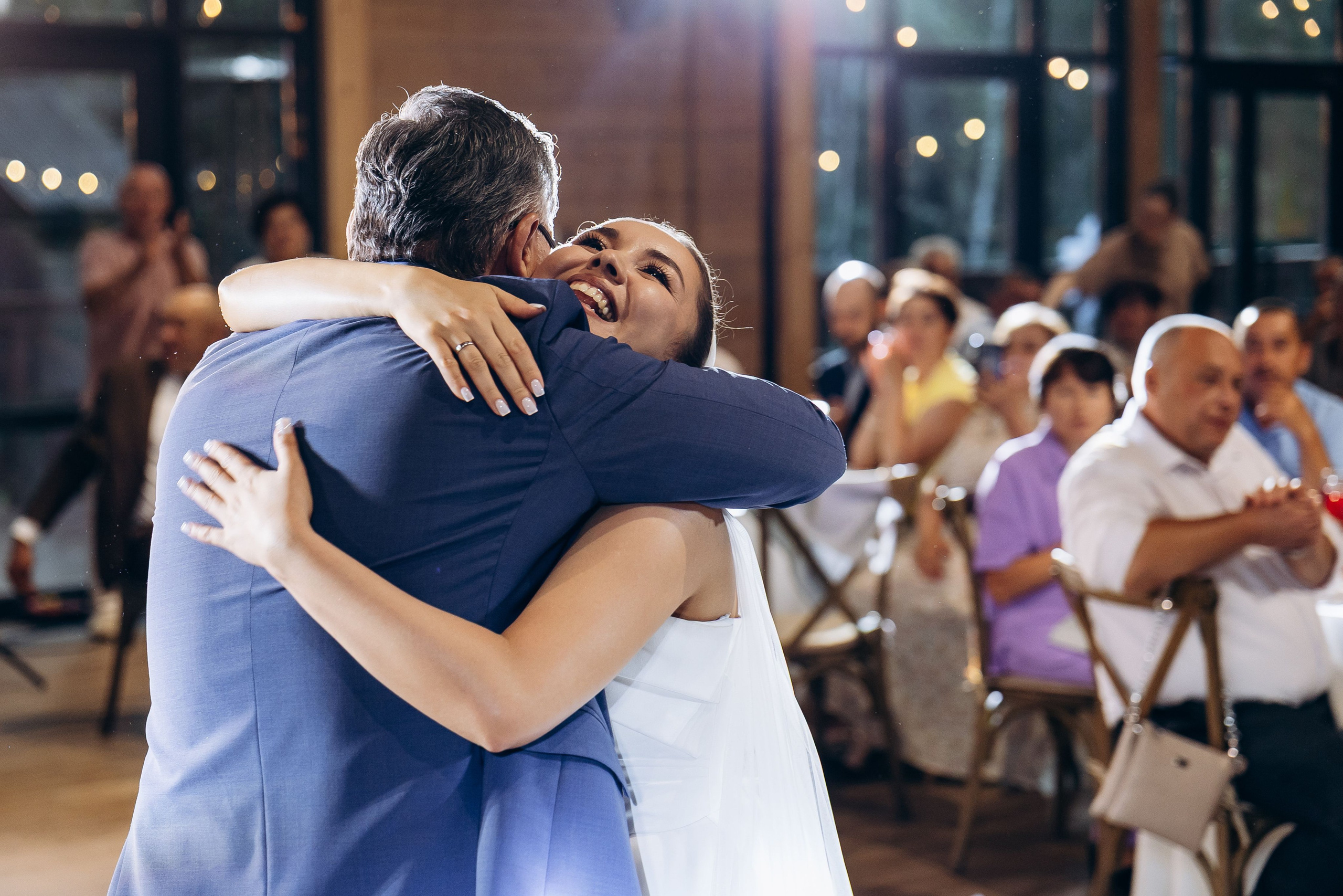 танец невесты с папой. свадебный банкет в Казани. Площадка Веранда Лес. Свадебный фотограф Казань.