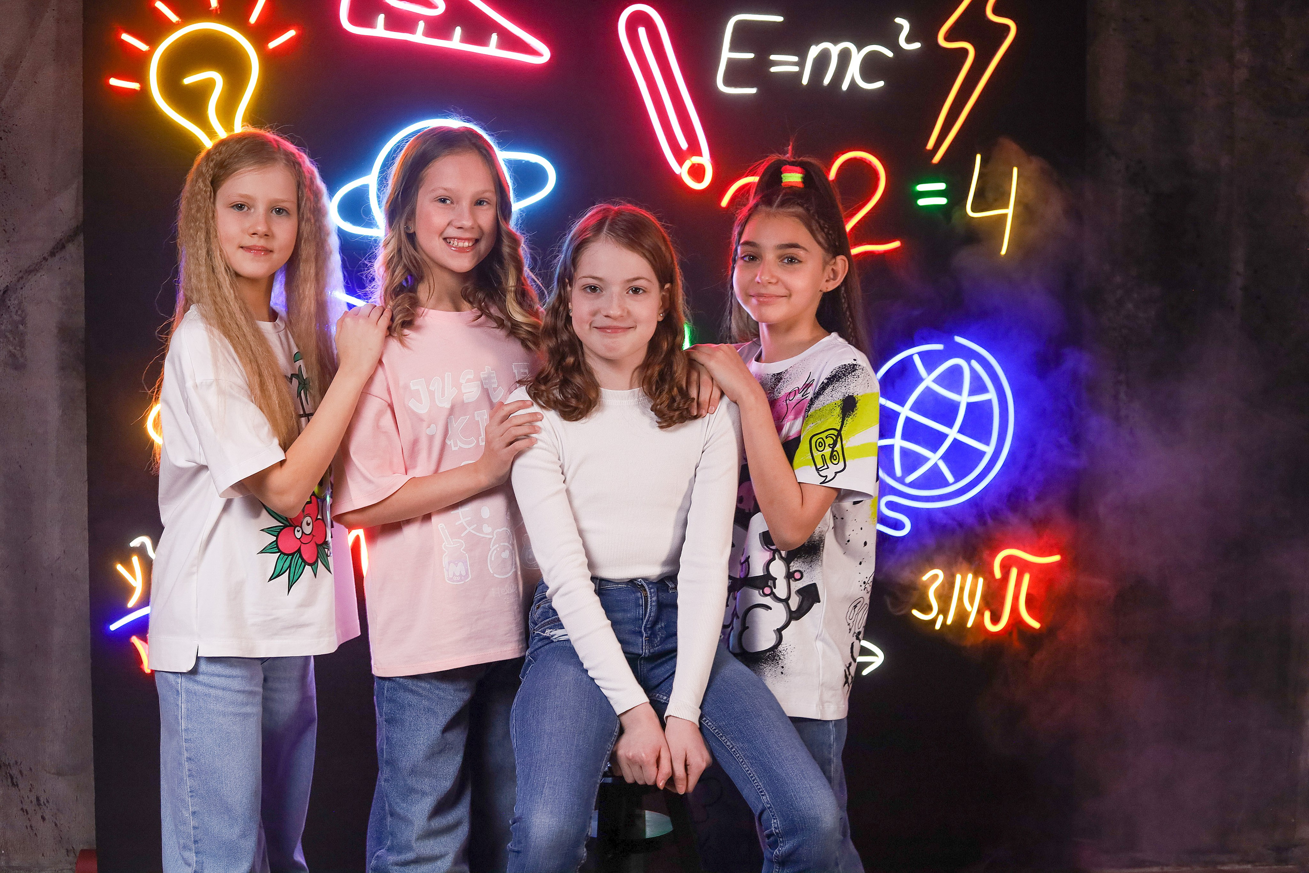 Выпускной альбом "Неон". Выпускные альбомы в Тюмени для школ, садов, вузов спортивных секций