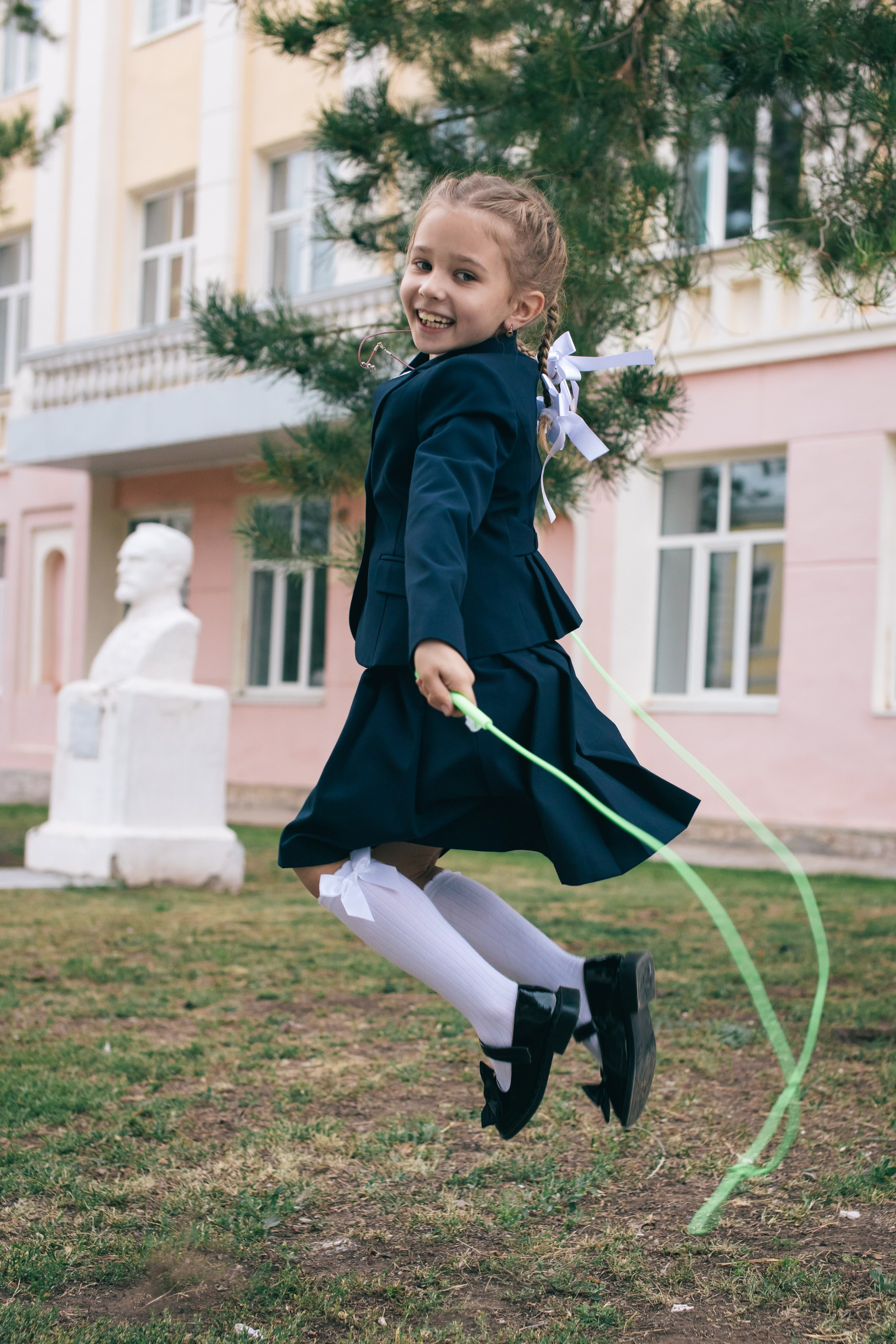 Рома и Белла идут в школу. Фотограф в Оренбурге. Профессиональный фотограф