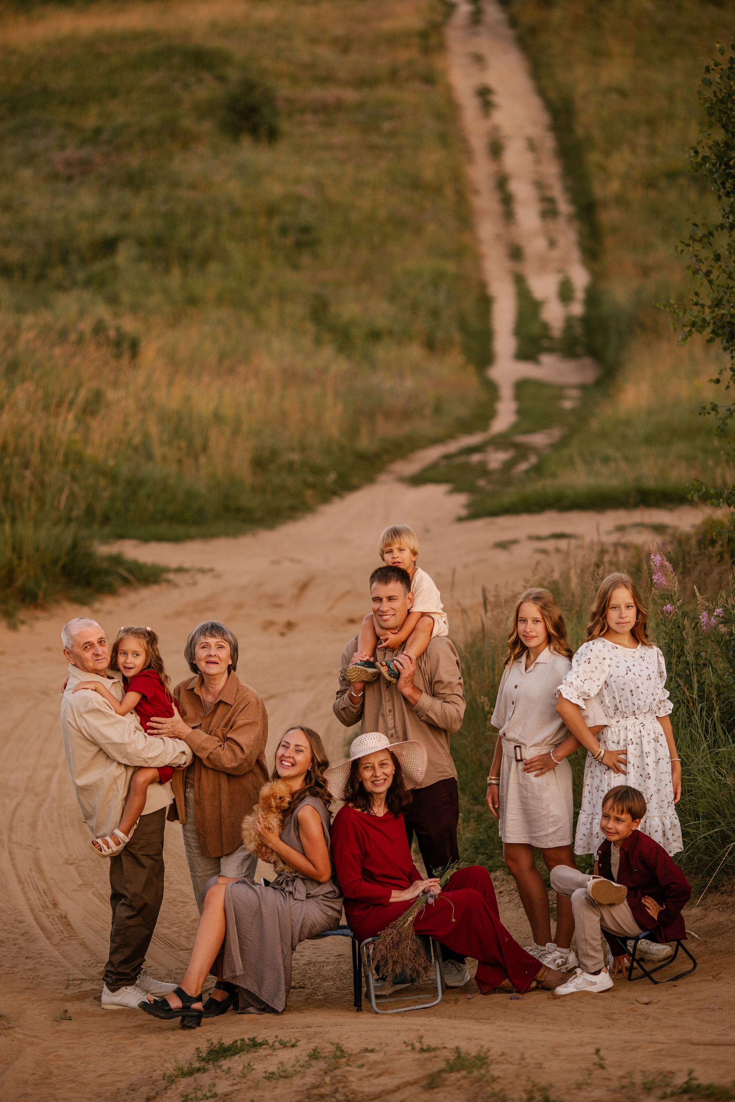 Фотосессия большой семьи в поле