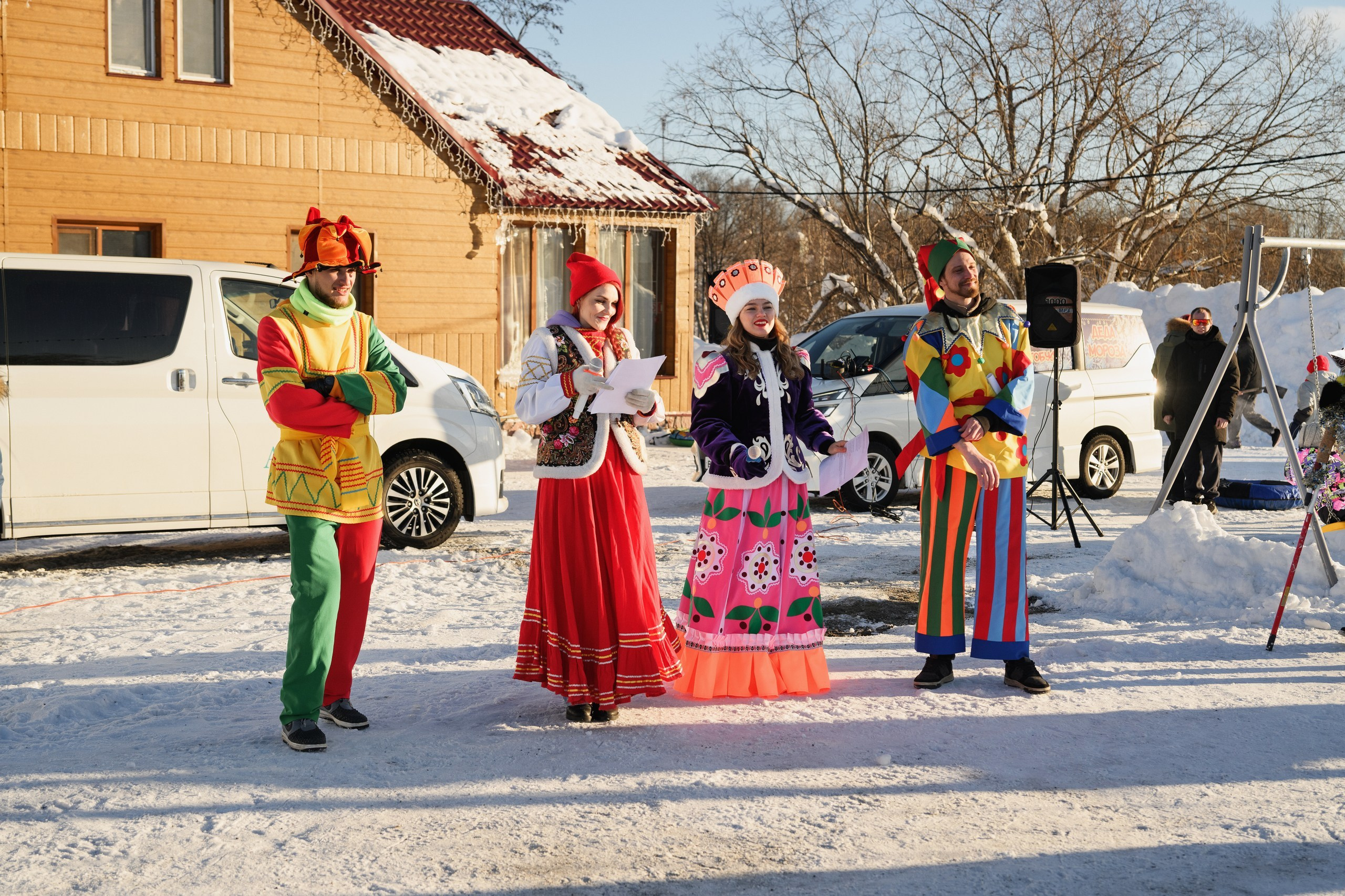 Фотосъемка новогоднего мероприятия на улице в Петропавловске-Камчатском, Запечатление новогоднего праздника на Камчатке, Профессиональная съемка уличных гуляний в Петропавловске-Камчатском, Новогодняя фотосъемка на фоне праздничного города.