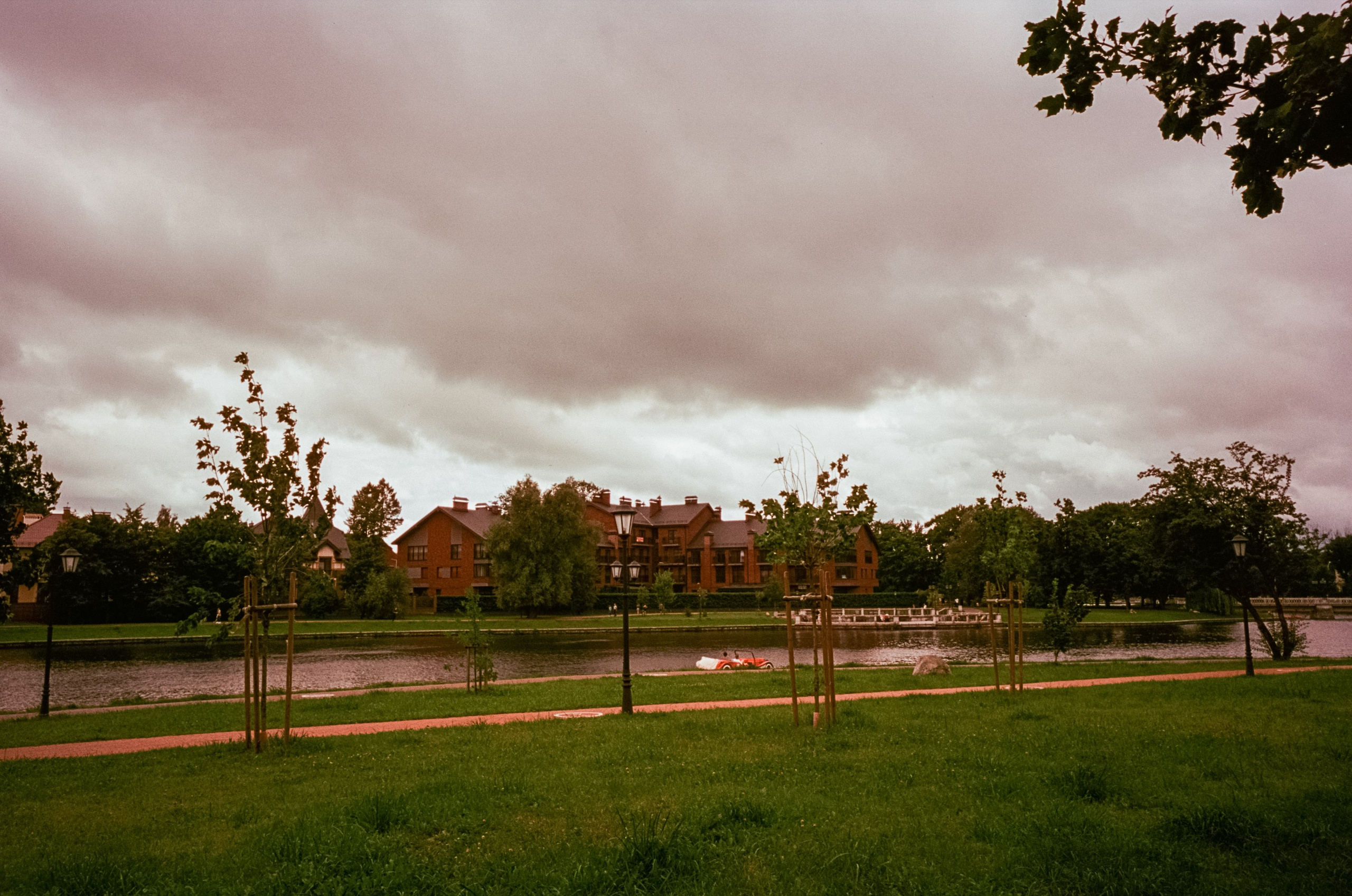 Калининград. Верхнее озеро, Safe Coffee и кафе Толстой. Фотограф-документалист Мария Осокина