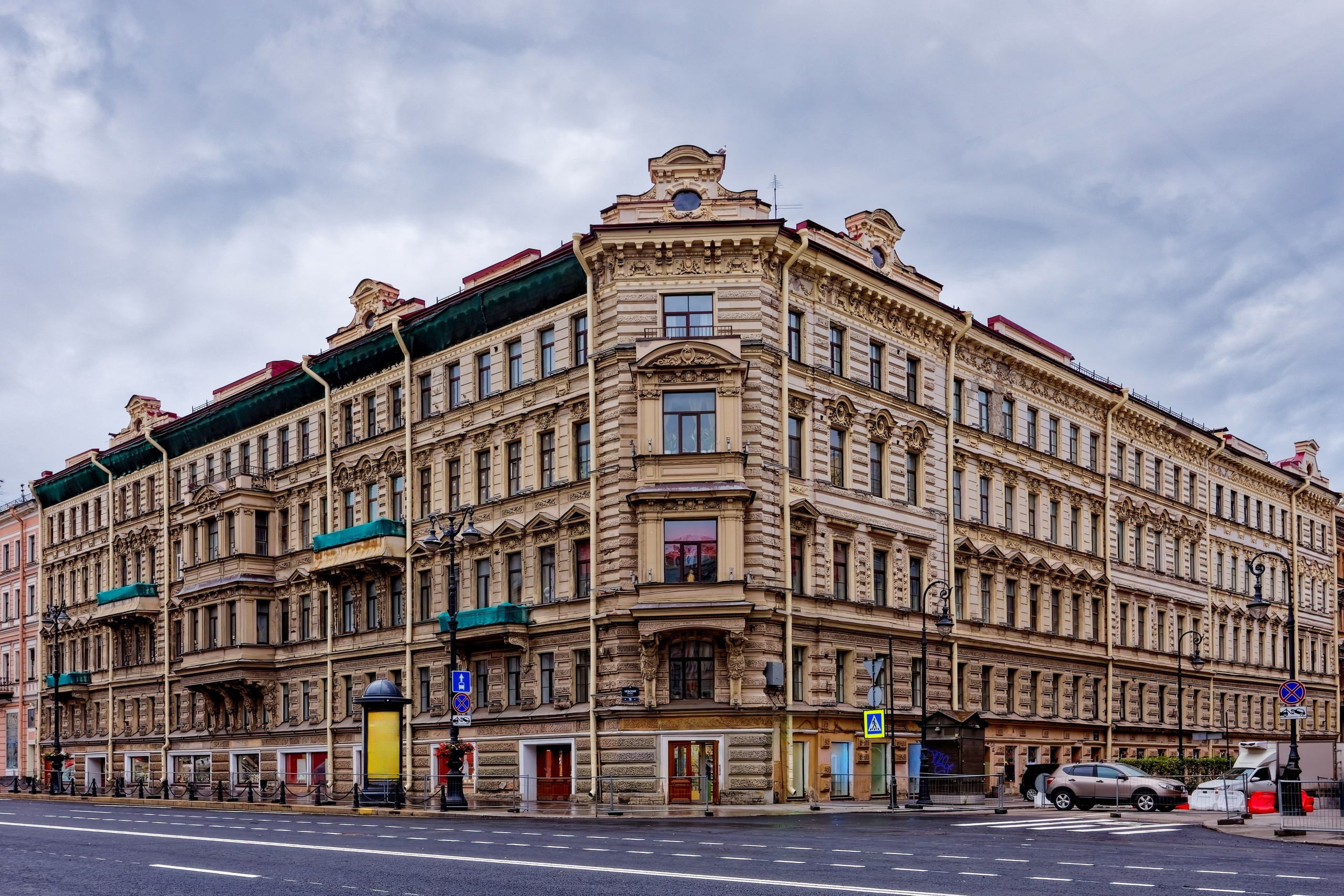 Санкт-Петербург, Невский проспект, дом 79 (Пушкинская улица, дом 2). Доходный дом Доходный дом Мальцевых, 1875 год. Архитектор Павел Юльевич Сюзор. 