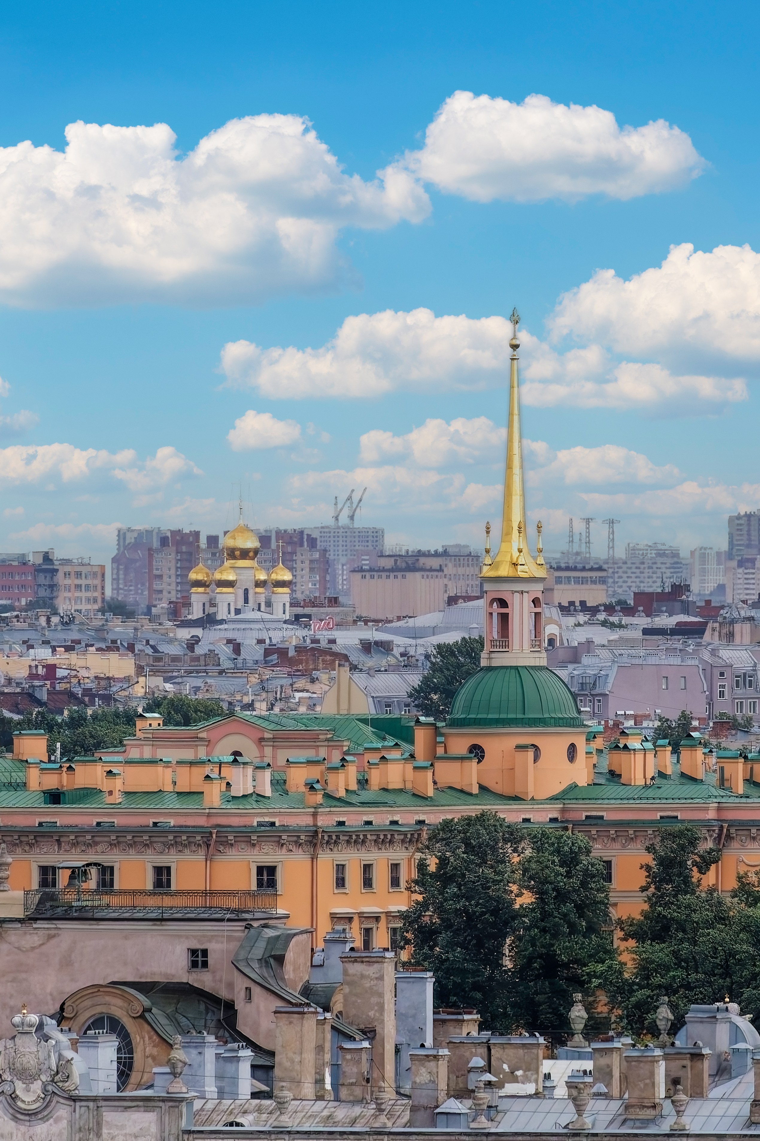 Вид со смотровой площадки Петропавловского собора на шпиль церкви Святого Михаила Михайловского (Инженерного) замка и купола Феодоровского собора в центре Санкт-Петербурга