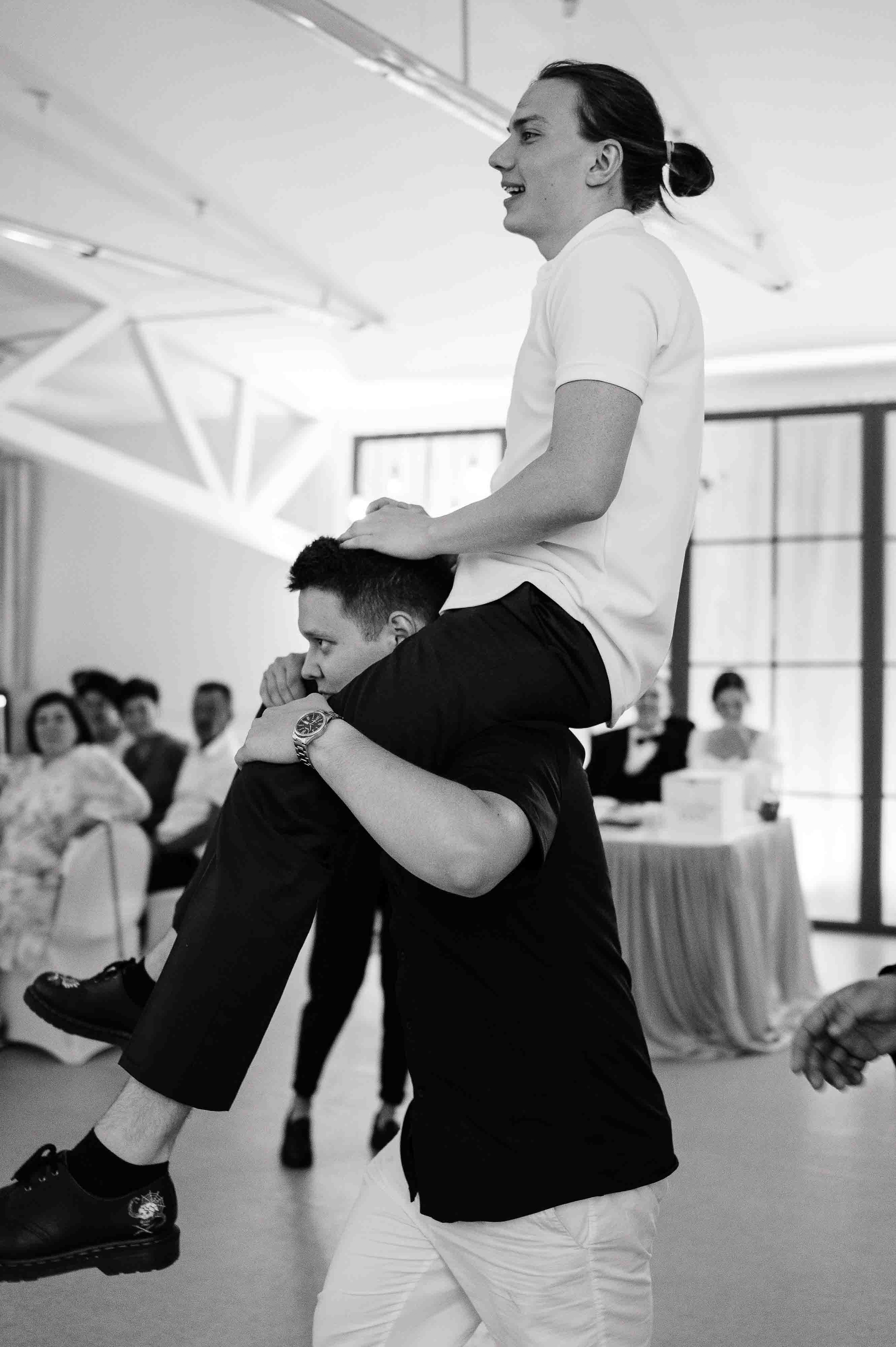 Совместные сборы в отеле. Свадебный и семейный фотограф в Котласе Никита Попов