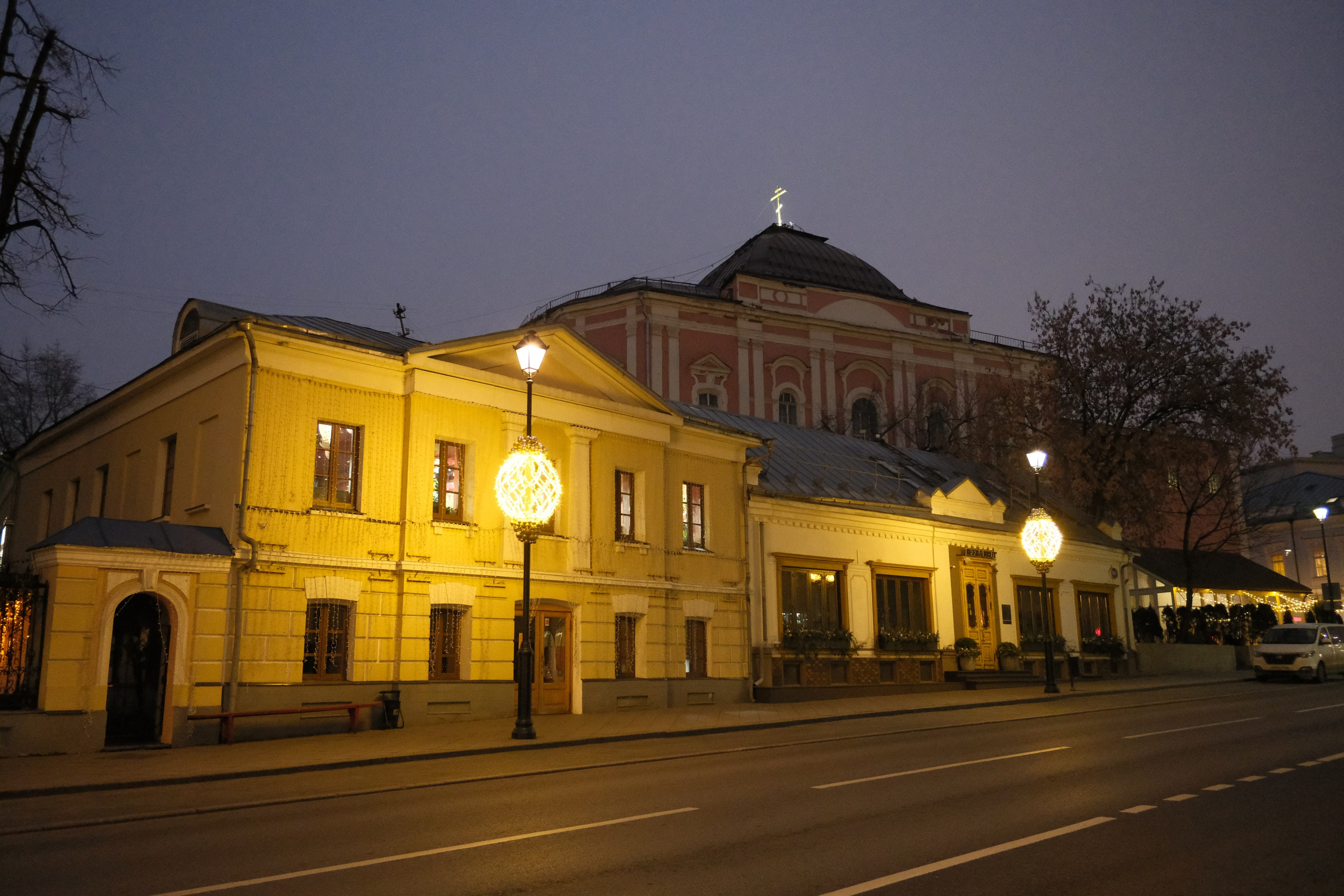 Вечерний город. Улица, люди, жизнь…