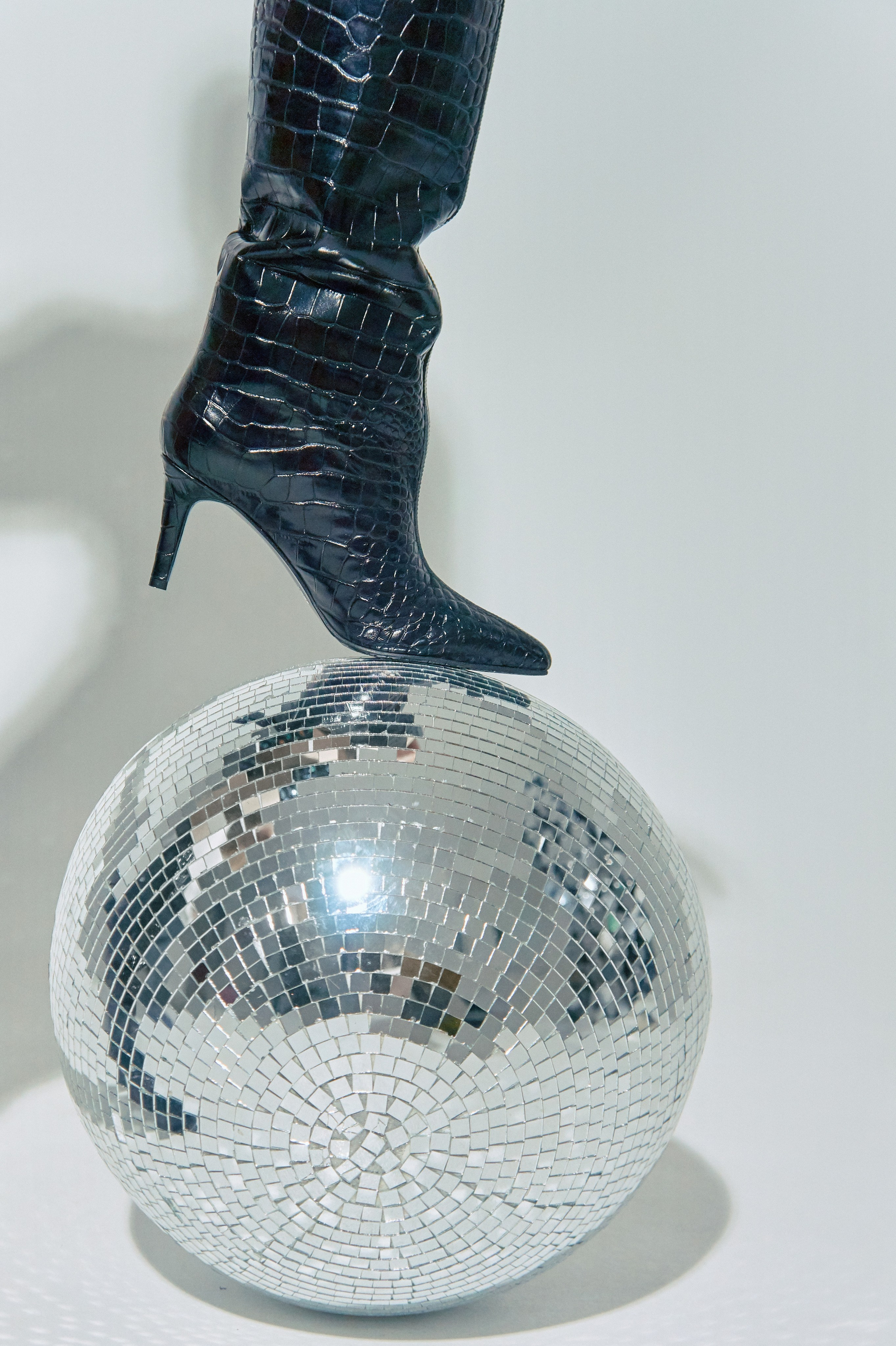 Сапог mikyamo на диско шаре на белом фоне