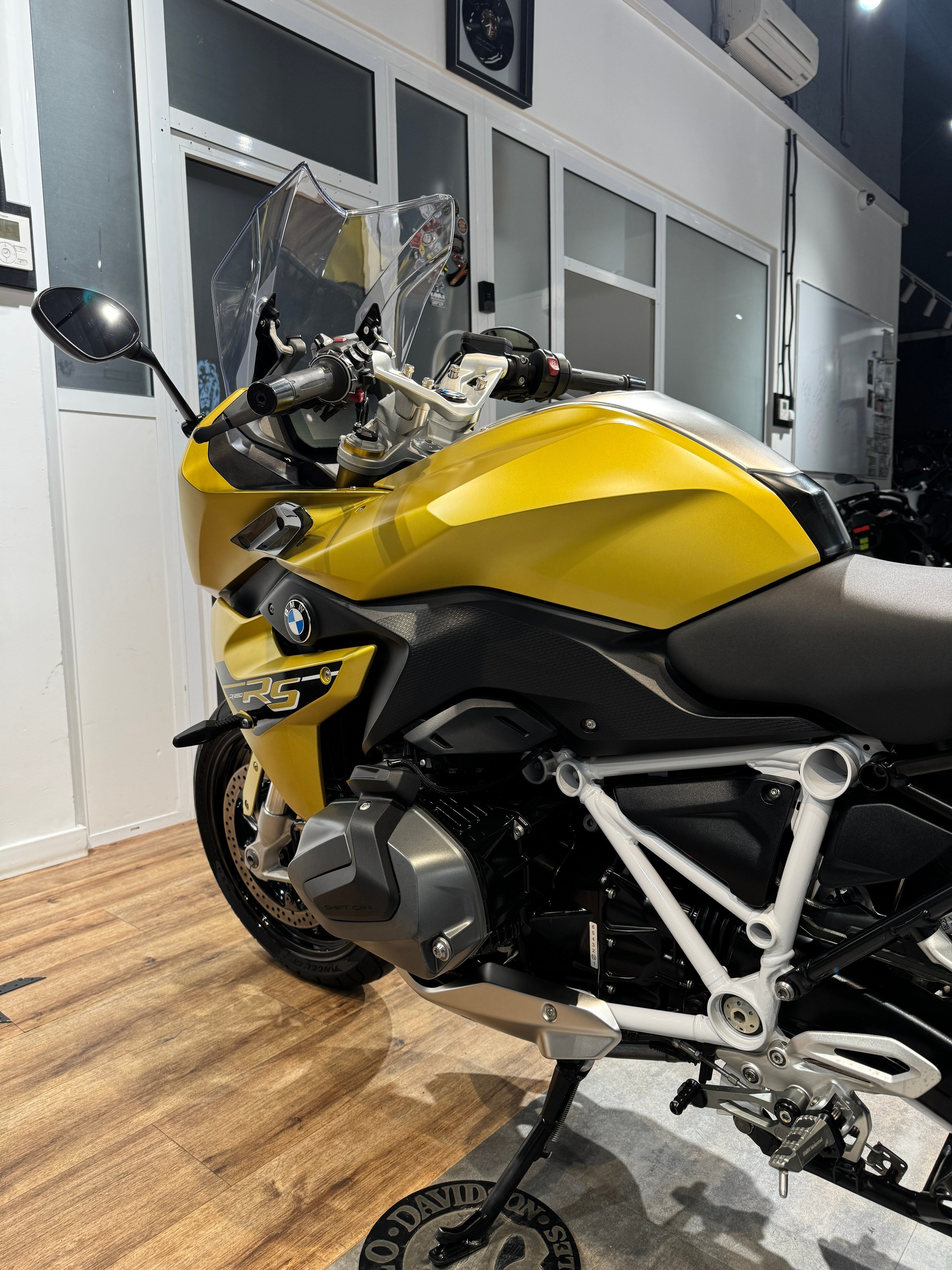 Мотоциклы 2019 R1250RS (Austin Yellow)  — купить мотоцикл. Hello Davidson, Москва. Только хорошие мотоциклы…