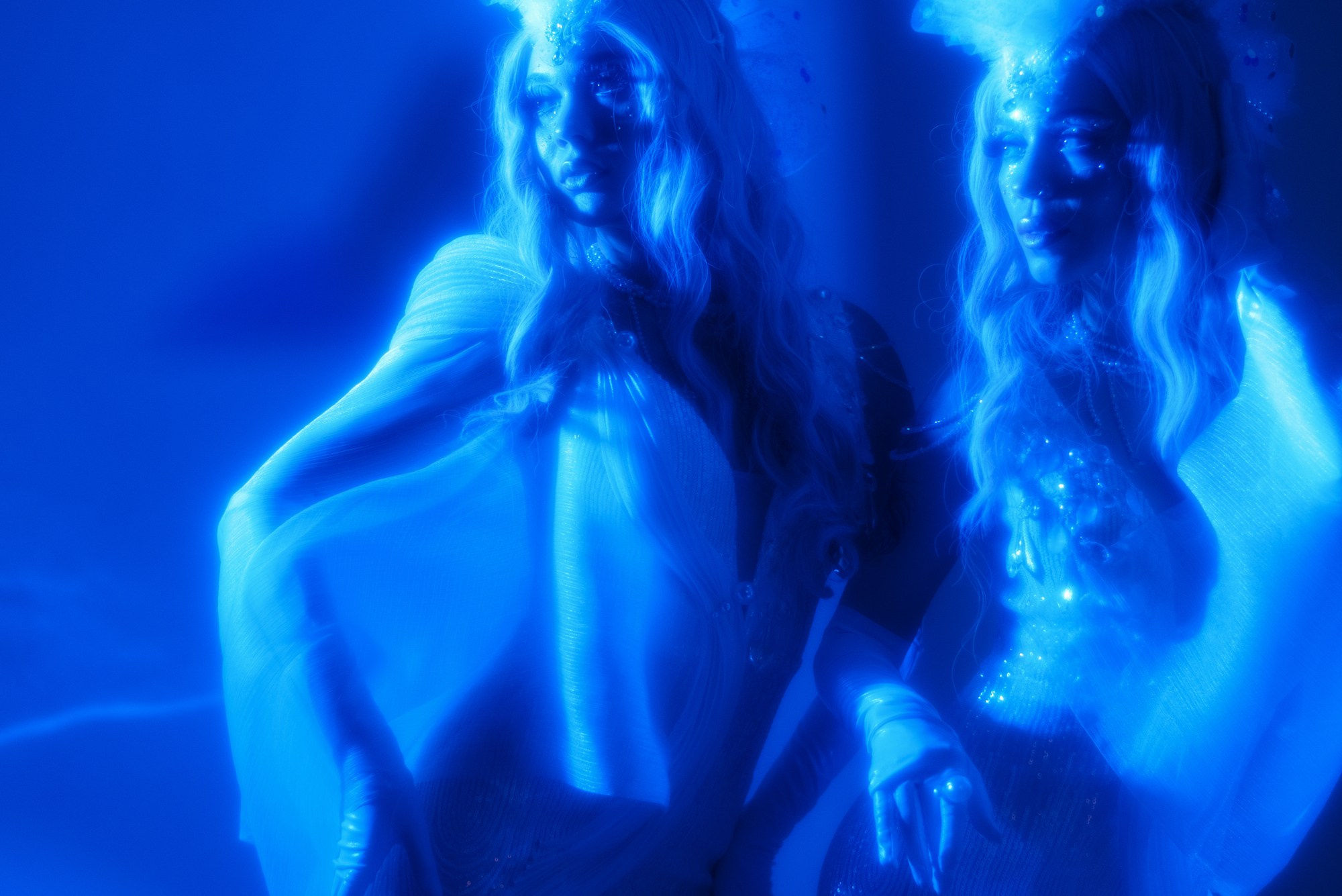 Арт-фотография с цветными фильтрами и световыми эффектами, современный концептуальный портрет