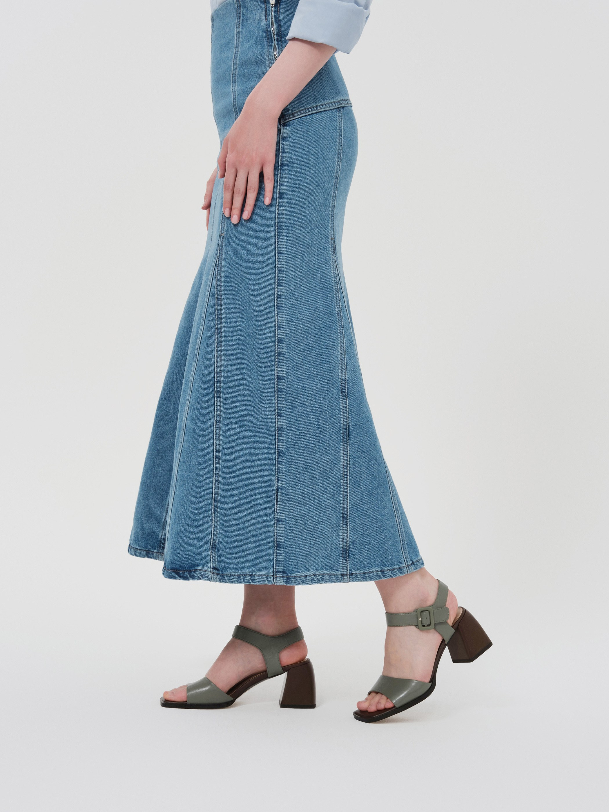 Девушка в синей джинсовой юбке крупным планом