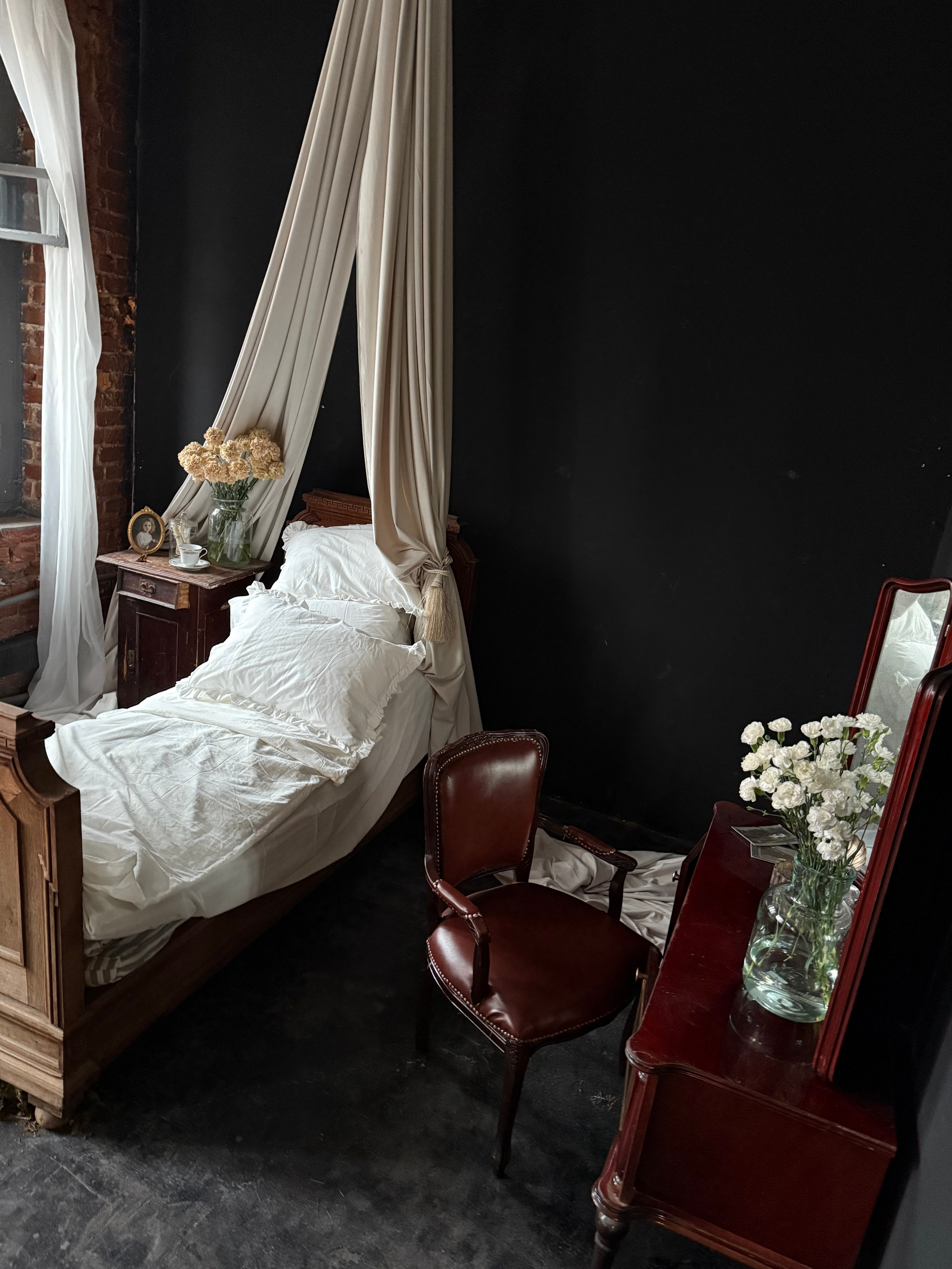 Фотостудия МОХ зал Тьма. Фотограф Настя Лев