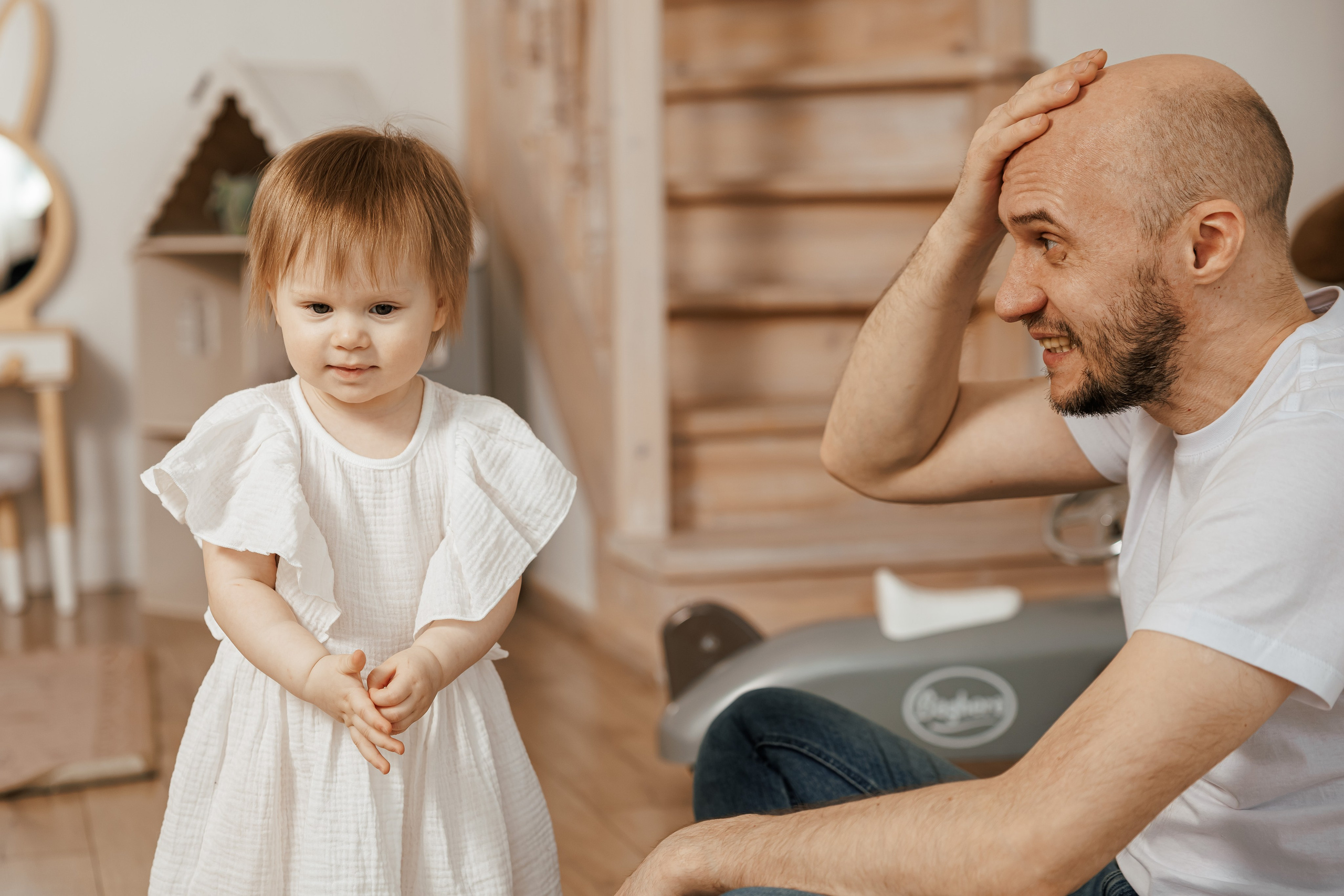 Семейная фотосессия для семьи с девочками близнецами на годик одежда в светлых тонах светлая бежевая студия в Москве теплые тона